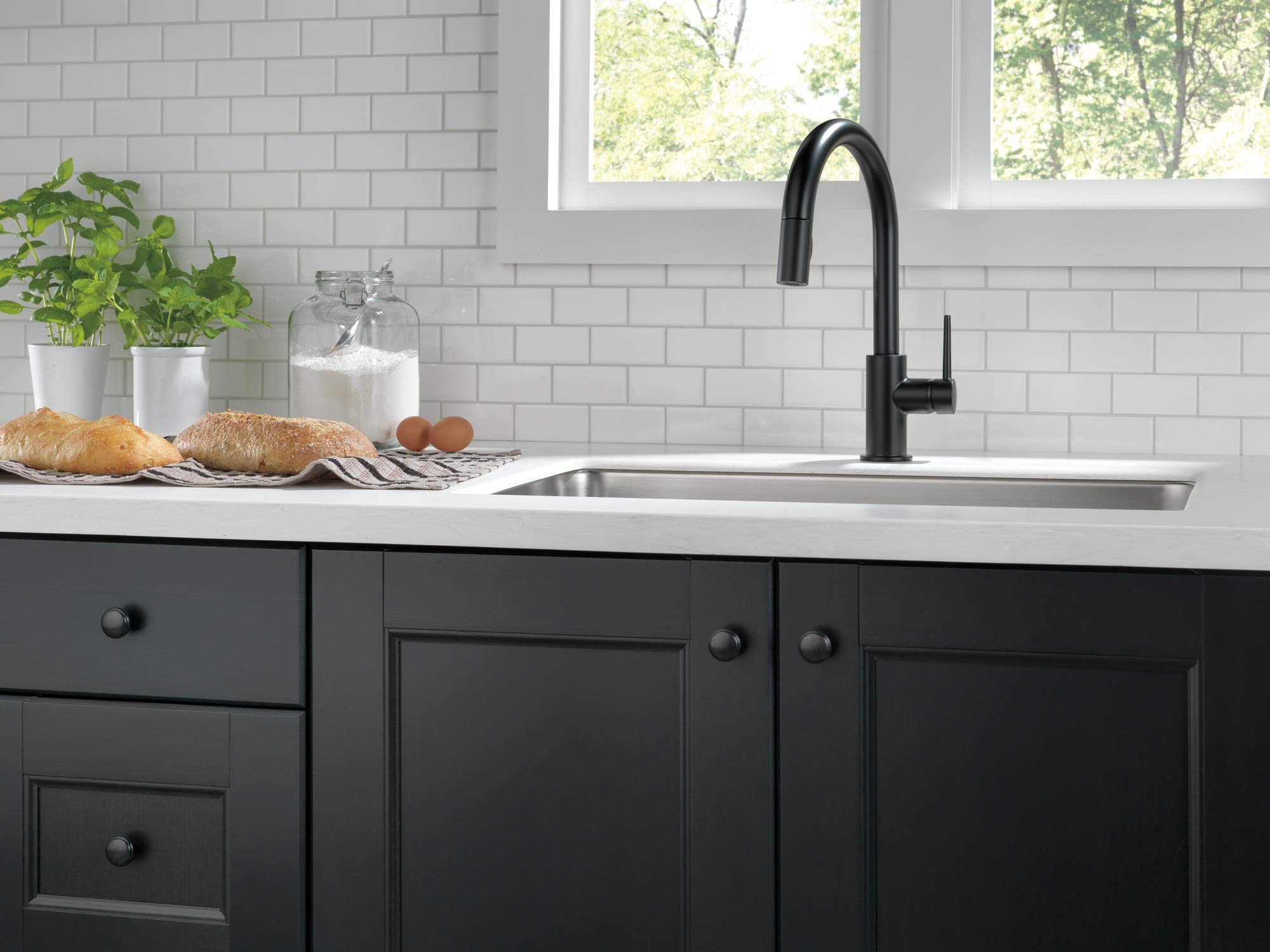 Delta Faucet Trinsic Matte Black Kitchen Faucet with Pull Down Sprayer - Magnetic Docking Spray Head, Modern Single Handle Design for Easy Installation - Perfect for Farmhouse, Contemporary and Industrial Style Kitchens (Model 9159-BLLS-DST)