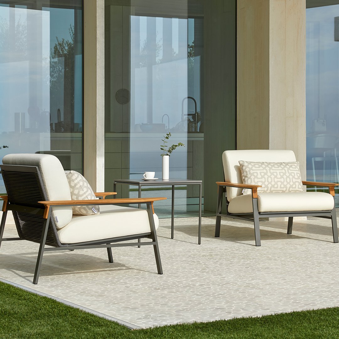 Premium Outdoor Lounge Armchair for Patio, Garden & Poolside - Comfortable Waterproof Wicker Chair for Relaxing & Sunbathing