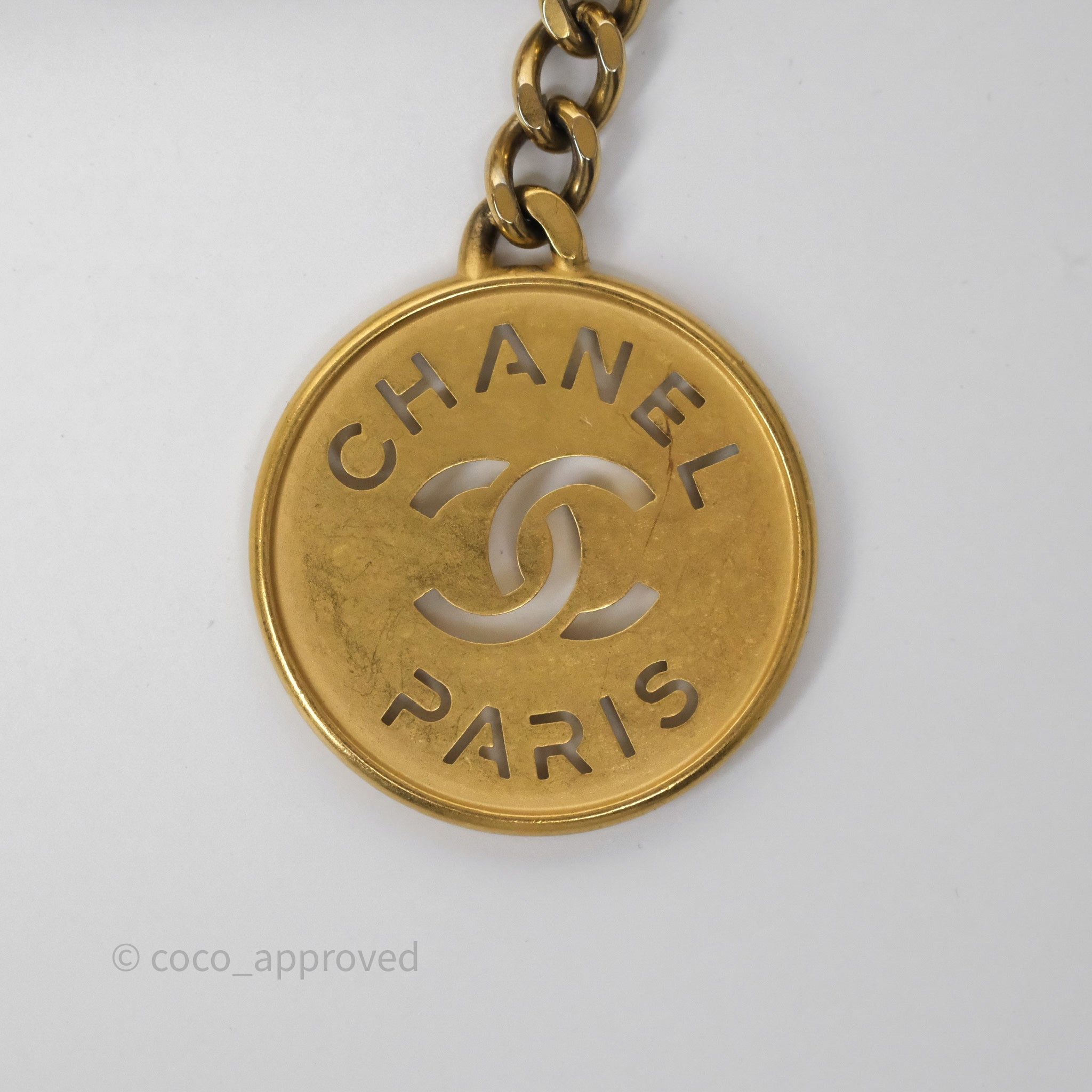 Chanel 22 Medium Handbag in White Shiny Crumpled Calfskin with Aged Gold Hardware - Luxury Shoulder Bag for Women, Perfect for Date Night & Special Occasions