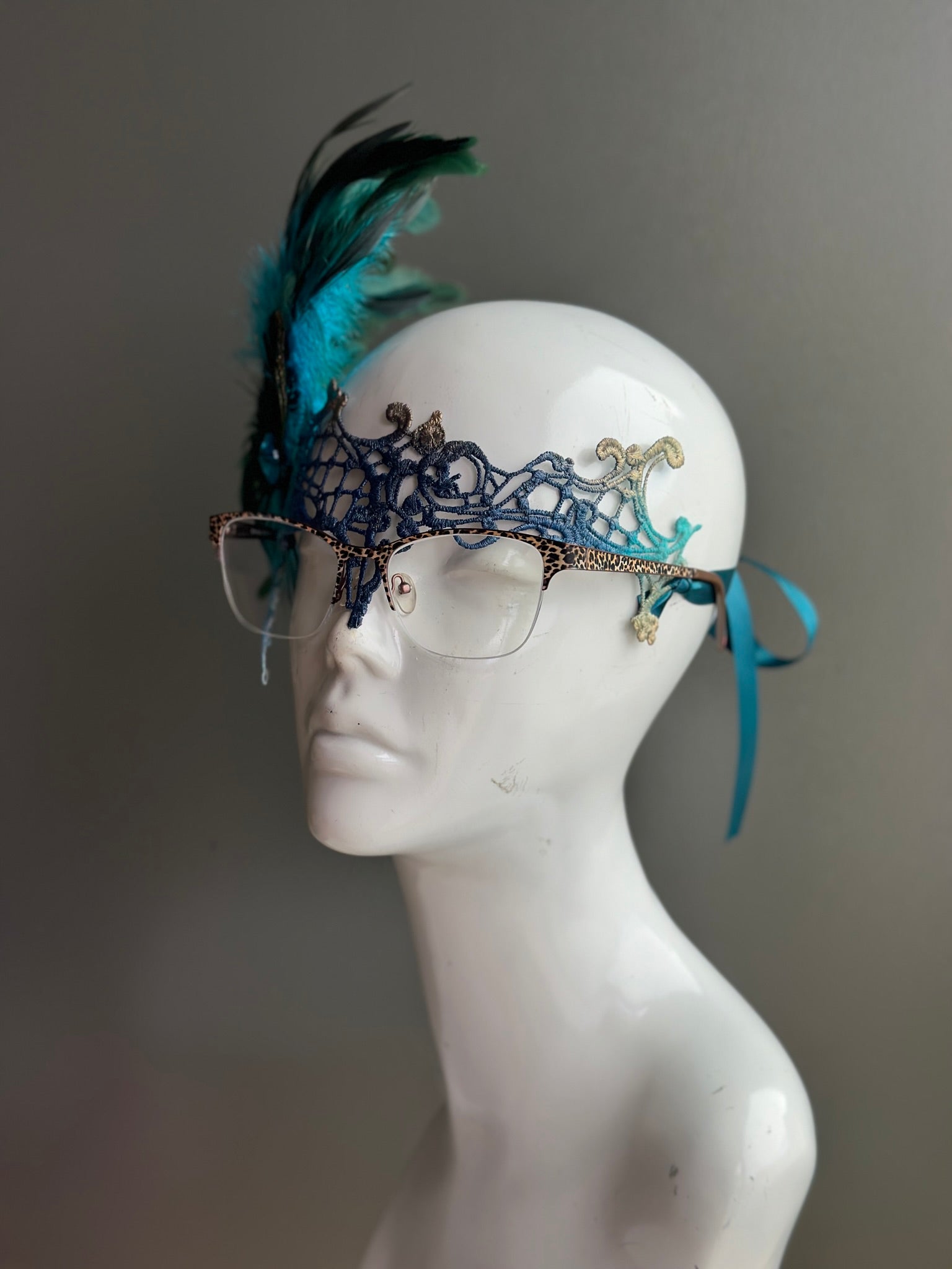 Stylish Peacock Mirage Eyeglass Mask - Fashionable Blue & Green Gradient Sunglasses for Women & Men - Perfect for Outdoor Activities, Beach, and Driving