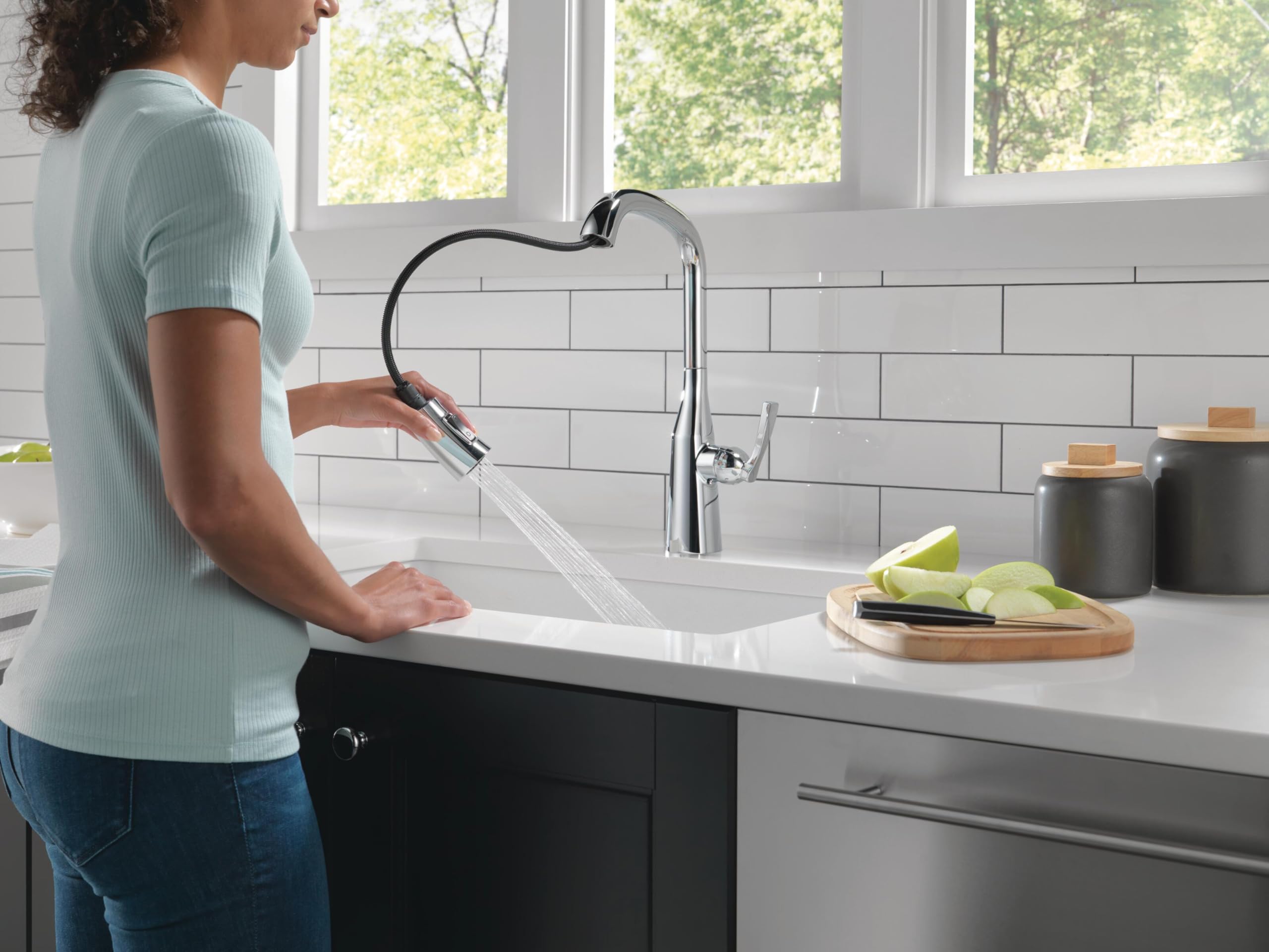 Delta 9176-DST Stryke Pull Down Kitchen Faucet in Lumicoat Chrome - Magnetic Docking Sprayer for Easy Cleaning | Perfect for Modern Kitchens & Food Prep Stations