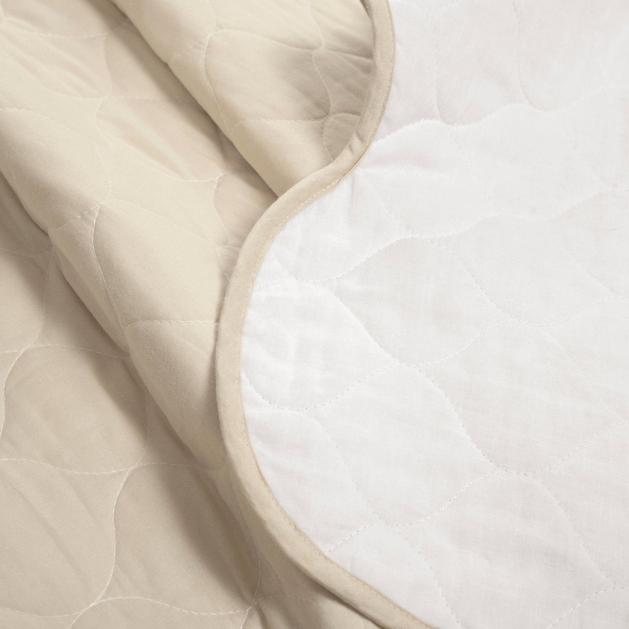 Coastal Chic Scalloped Edge Reversible Quilt 3-Piece Bedding Set | Soft & Breathable Comforter with Duvet Cover & Shams | Perfect for Beach House, Guest Room & Coastal Decor