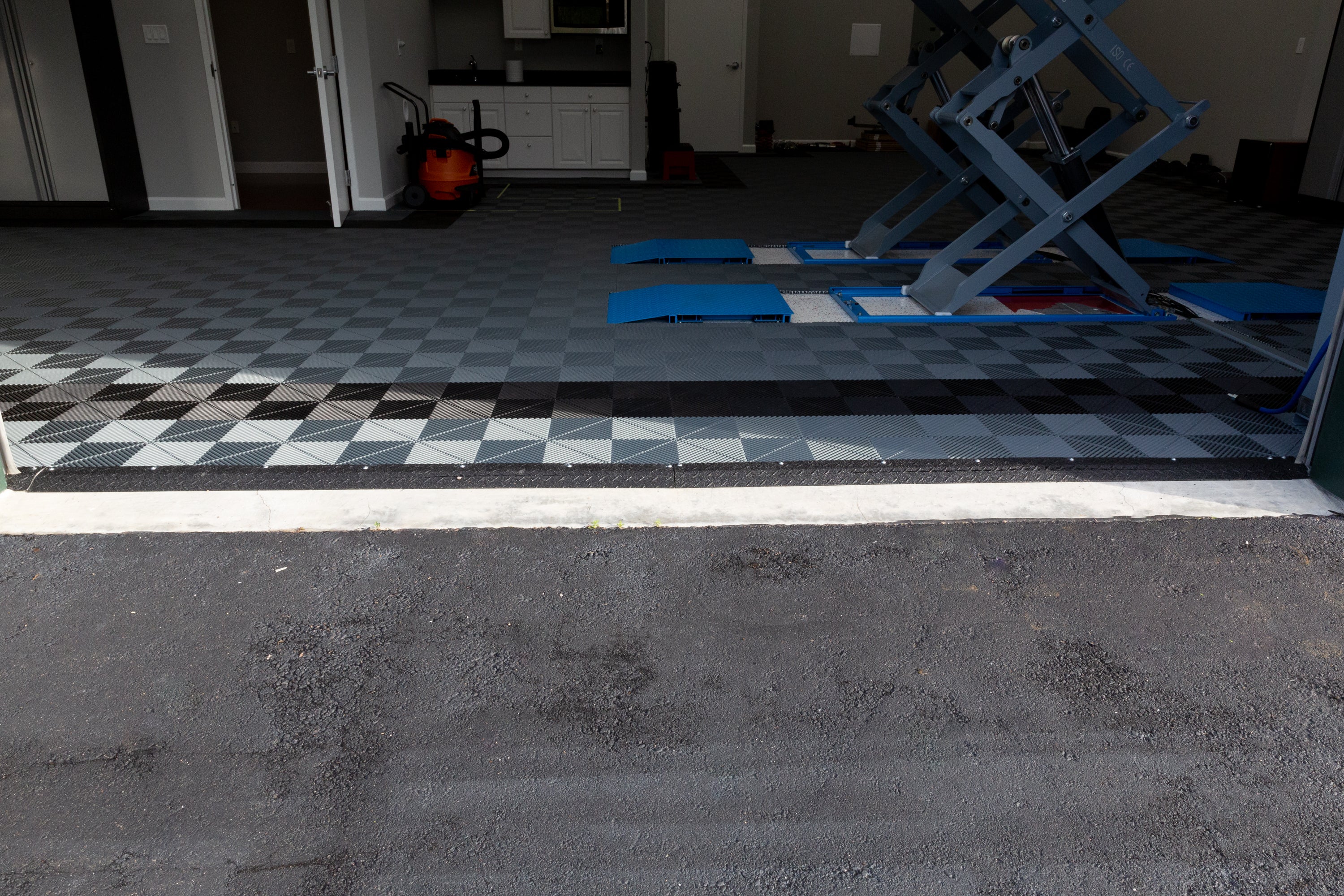 Swisstrax Treadware Garage Floor Tiles - Interlocking Plastic Flooring for Home & Commercial Use - Durable, Easy to Install, Anti-Slip Surface - Perfect for Garages, Workshops, Gyms, and Storage Areas