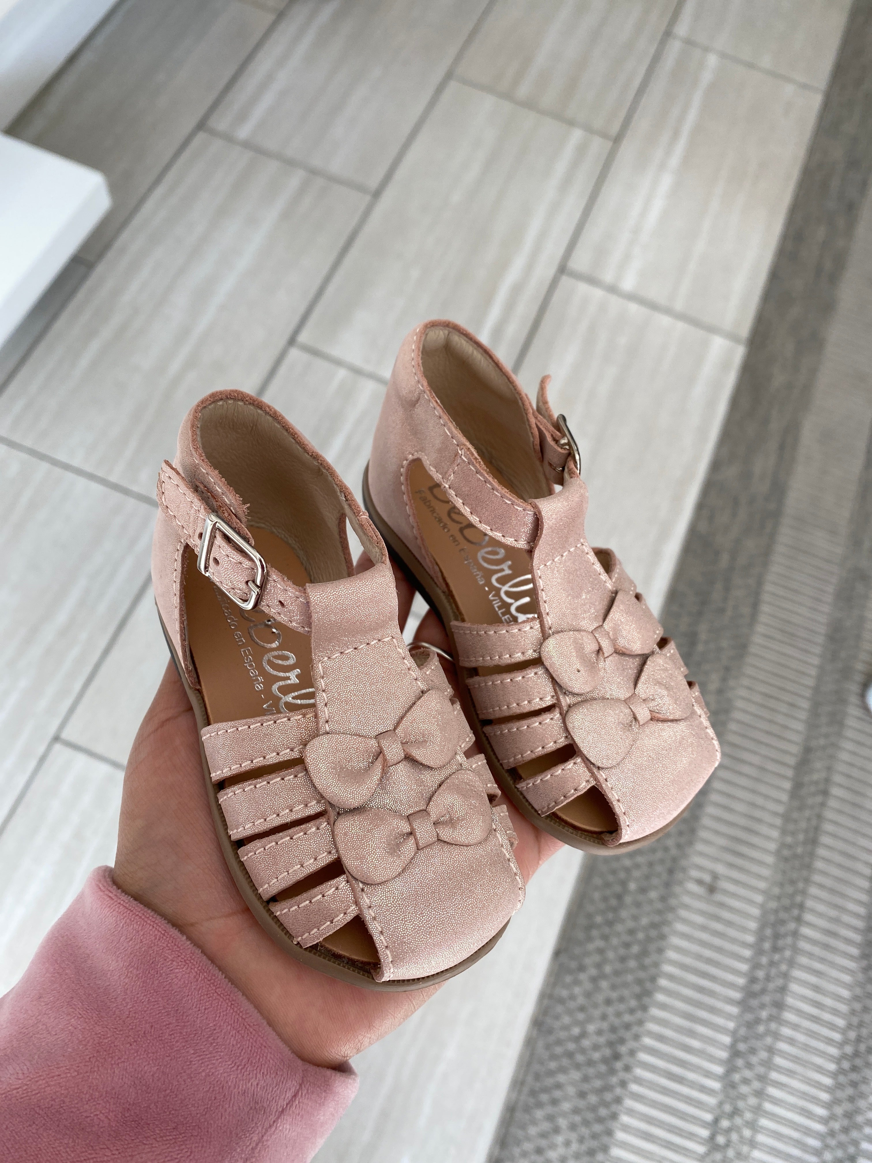 Beberlis Pink Shimmer Bow Gladiator Baby Sandals for Girls | Soft Leather Infant Walking Shoes | Perfect for Summer Outfits, Beach Vacations & Special Occasions