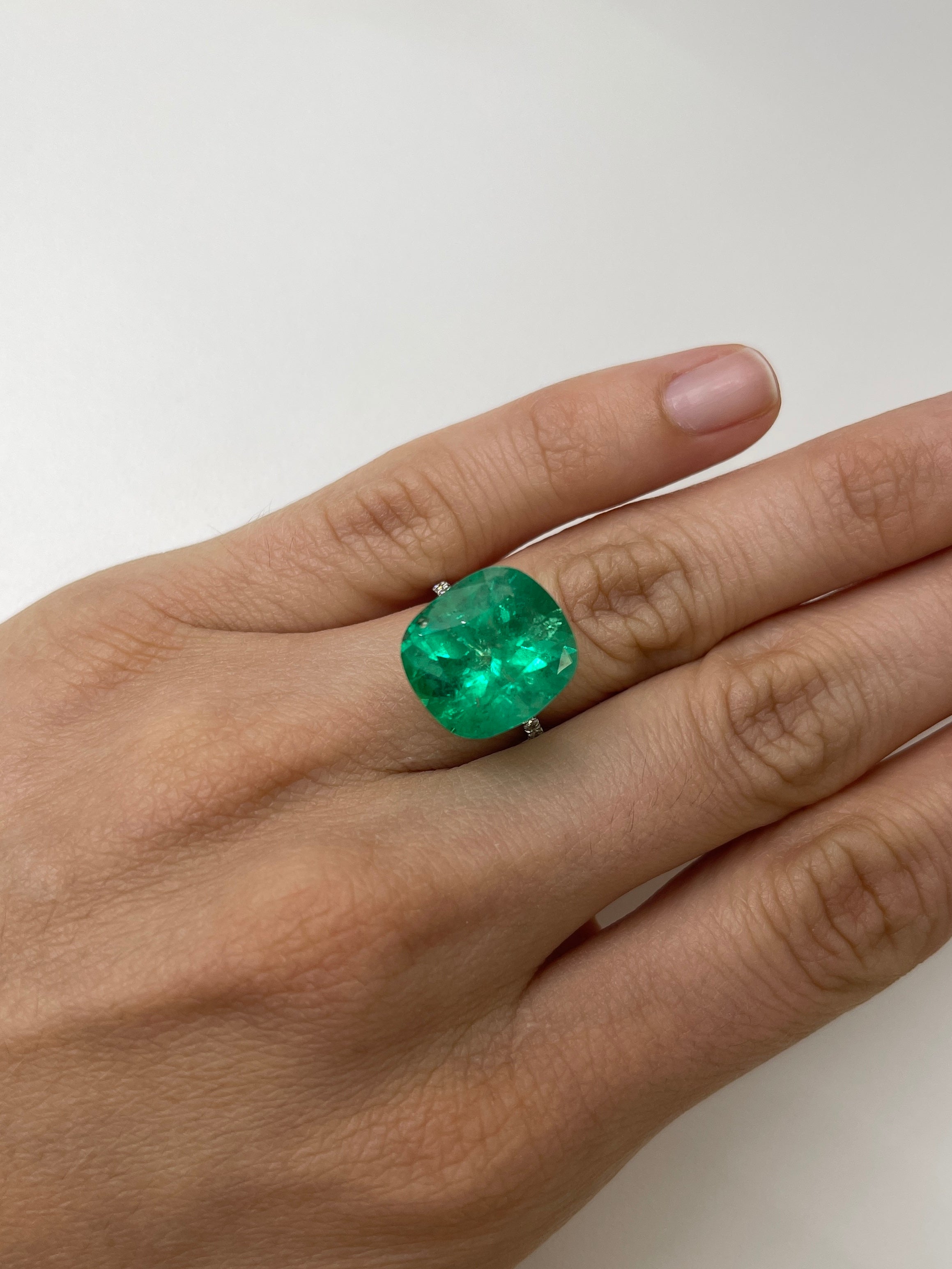 12.27 Carat Muzo Colombian Emerald - Natural Loose Green Cushion Cut Gemstone (15x14mm) for Jewelry Making, Engagement Rings & Luxury Gifts