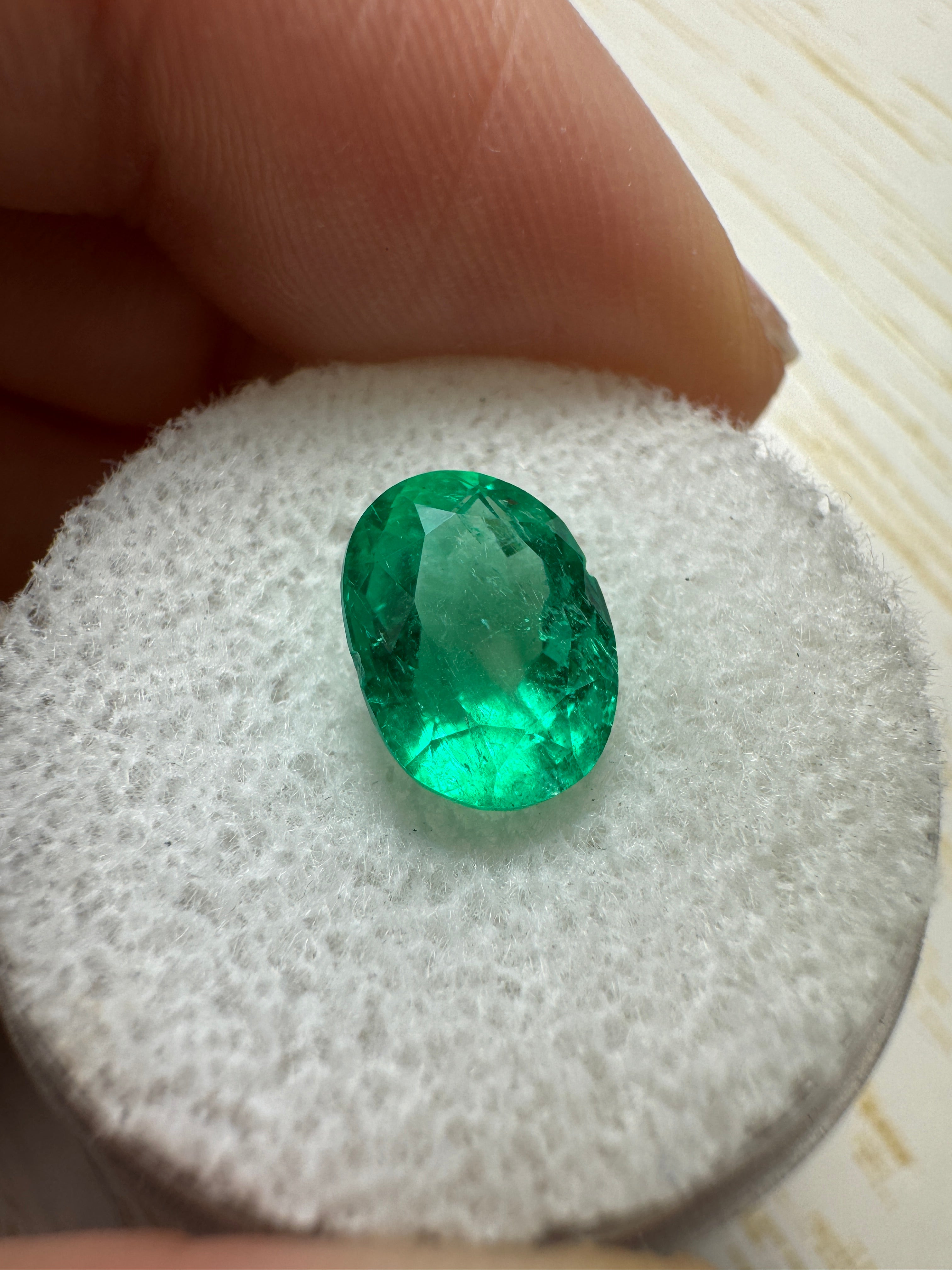 2.67 Carat 10x7mm Vibrant Green Loose Colombian Emerald Gemstone - Oval Cut for Jewelry Making, Engagement Rings & Luxury Gifts