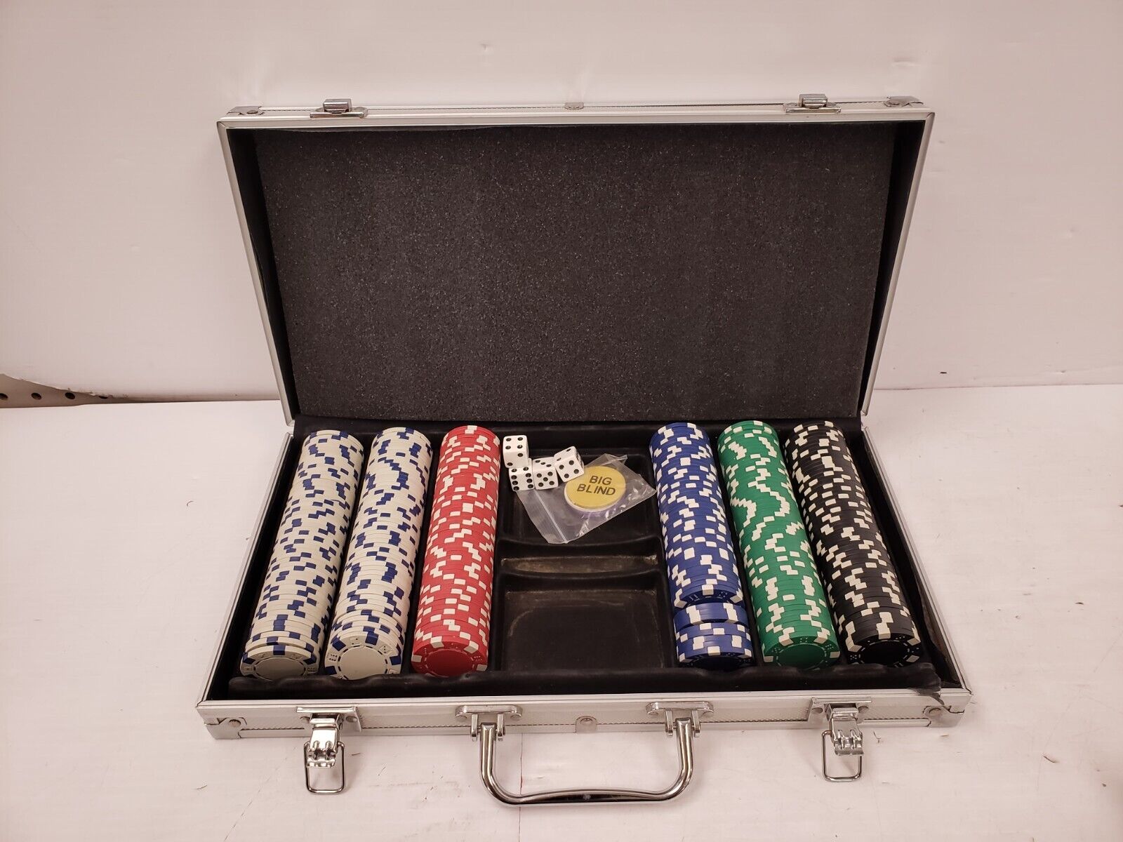 Premium 500-Piece Poker Chip Set with Aluminum Case - Casino Style Chips for Texas Hold'em, Blackjack & Home Game Nights