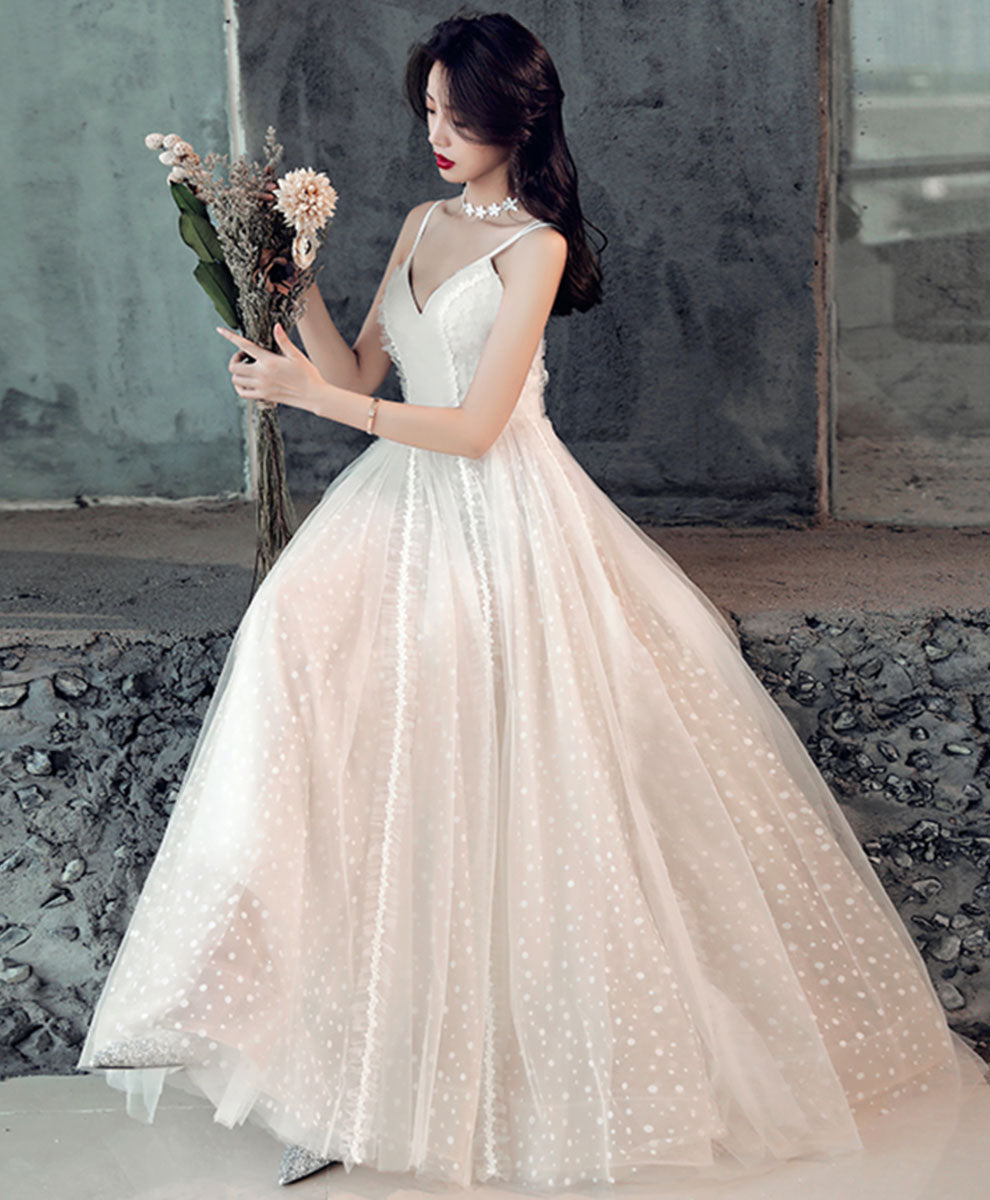 Elegant Light Champagne V-Neck Tulle Lace Prom Dress for Women - Perfect for Formal Dances, Weddings & Special Occasions