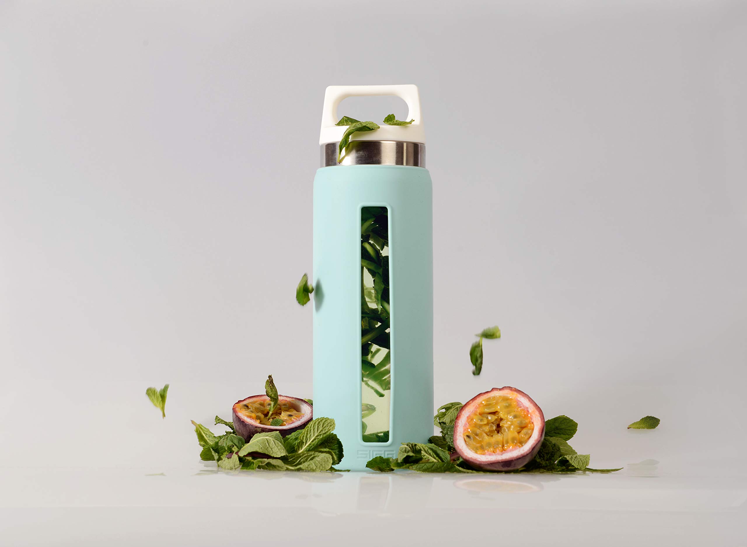 SIGG Glass Water Bottle with Soft Silicone Cover - 22oz Leakproof, BPA-Free, Dishwasher Safe - Ideal for Gym, Hiking, Office & Travel - Dream Glacier Design