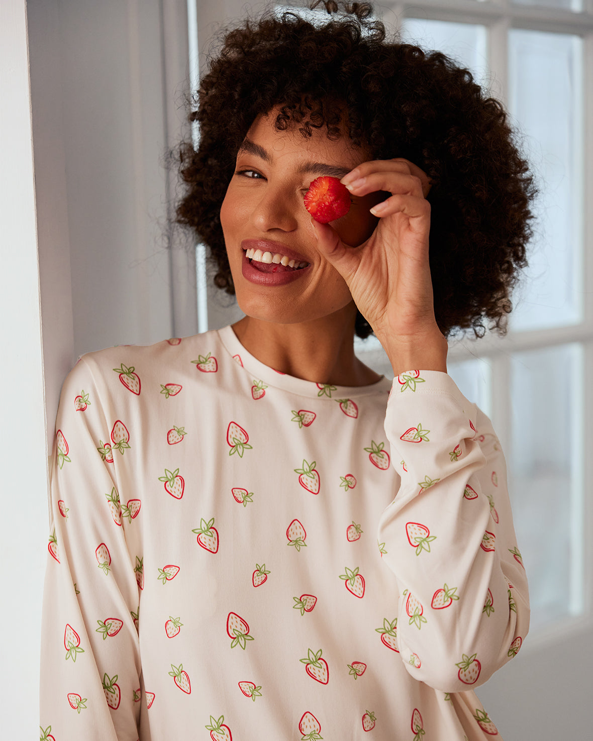 Strawberry Print Long Sleeve Pajama Set for Women - Soft & Comfortable Sleepwear for Nighttime & Lounge Wear