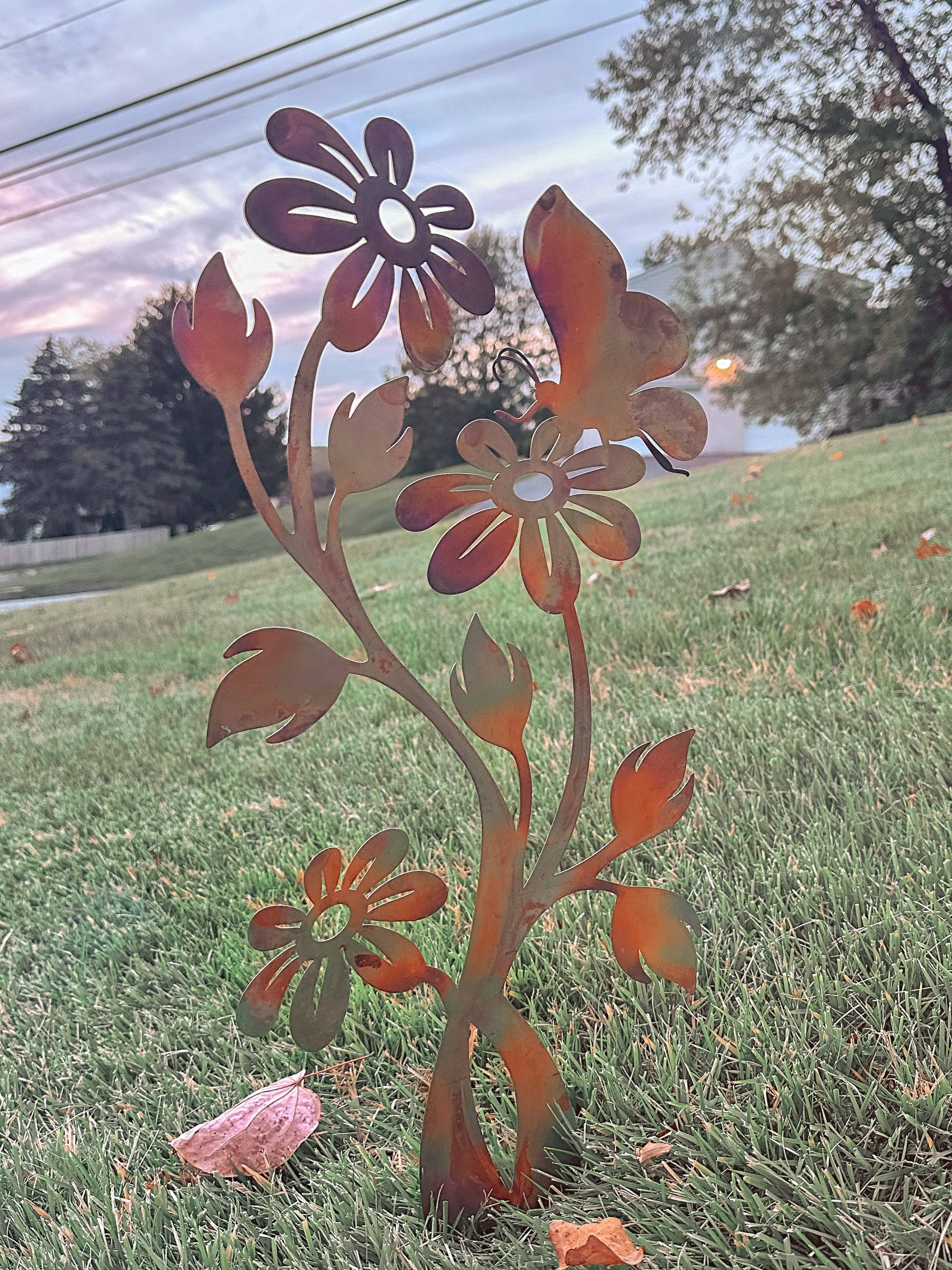 Beautiful Daisy Flamed Garden Stake - Decorative Outdoor Metal Flower Stake for Yard, Lawn, and Garden Decor - Perfect for Patio, Backyard, and Landscape Design