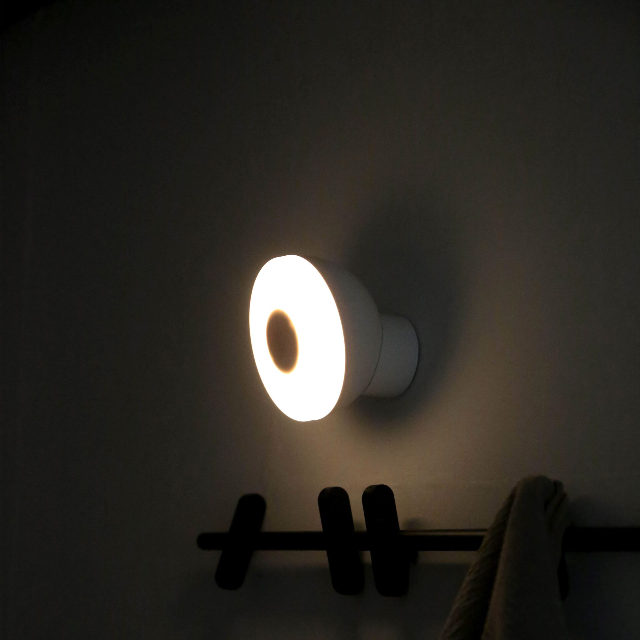 DESIGNSTUFF Motion Sensor Night Light - Battery Operated, Wireless LED Nightlight for Bedroom, Hallway, Bathroom - Auto On/Off, Soft White Glow for Safe Night Navigation