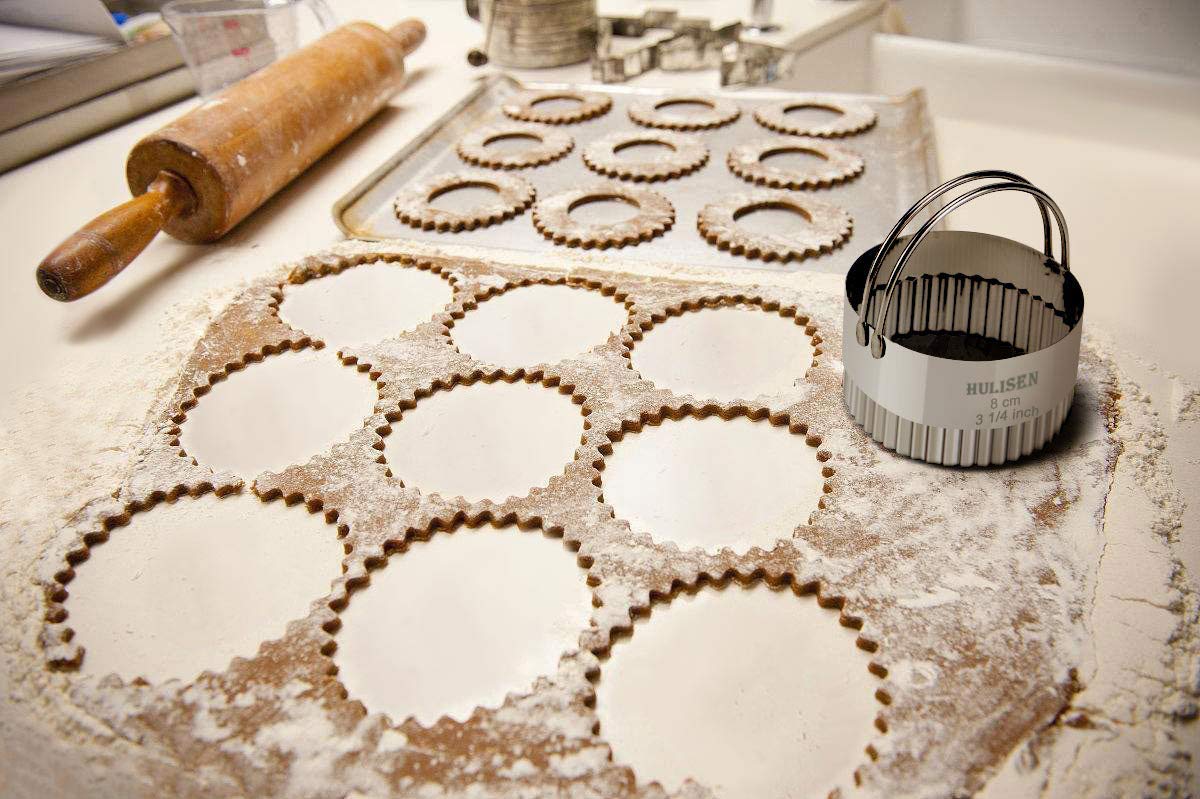 HULISEN 5-Piece Stainless Steel Biscuit Cutter Set with Handle - Round & Wave Cookie Cutters with Fluted Edge - Professional Baking Tools for Cookies, Pastries & Dough - Ideal for Home Bakers & Gift Giving