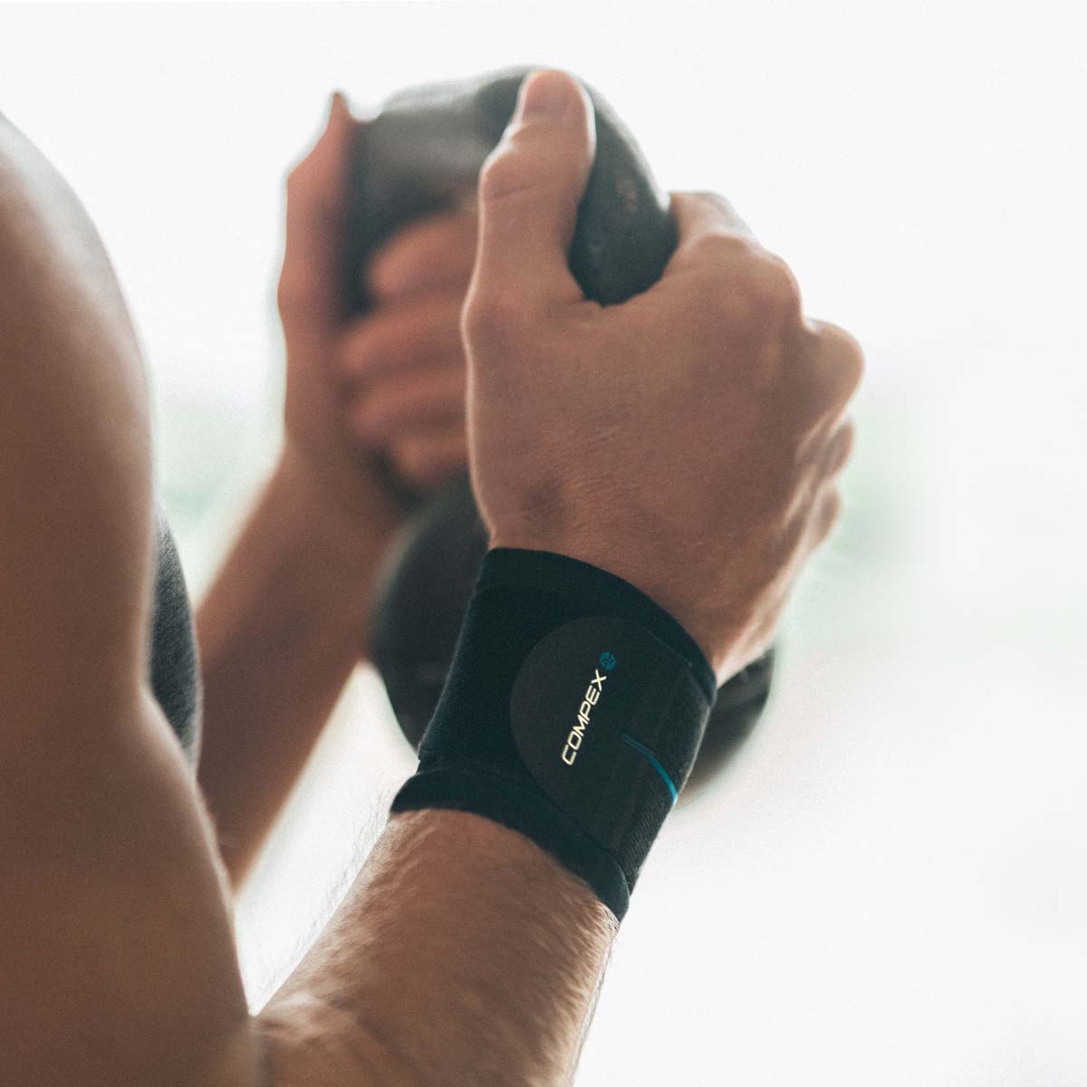 Compex ACTIV'® Strong Wrist Support Band - Premium Wrist Brace for Pain Relief, Carpal Tunnel & Arthritis - Ideal for Gym, Sports & Daily Activities