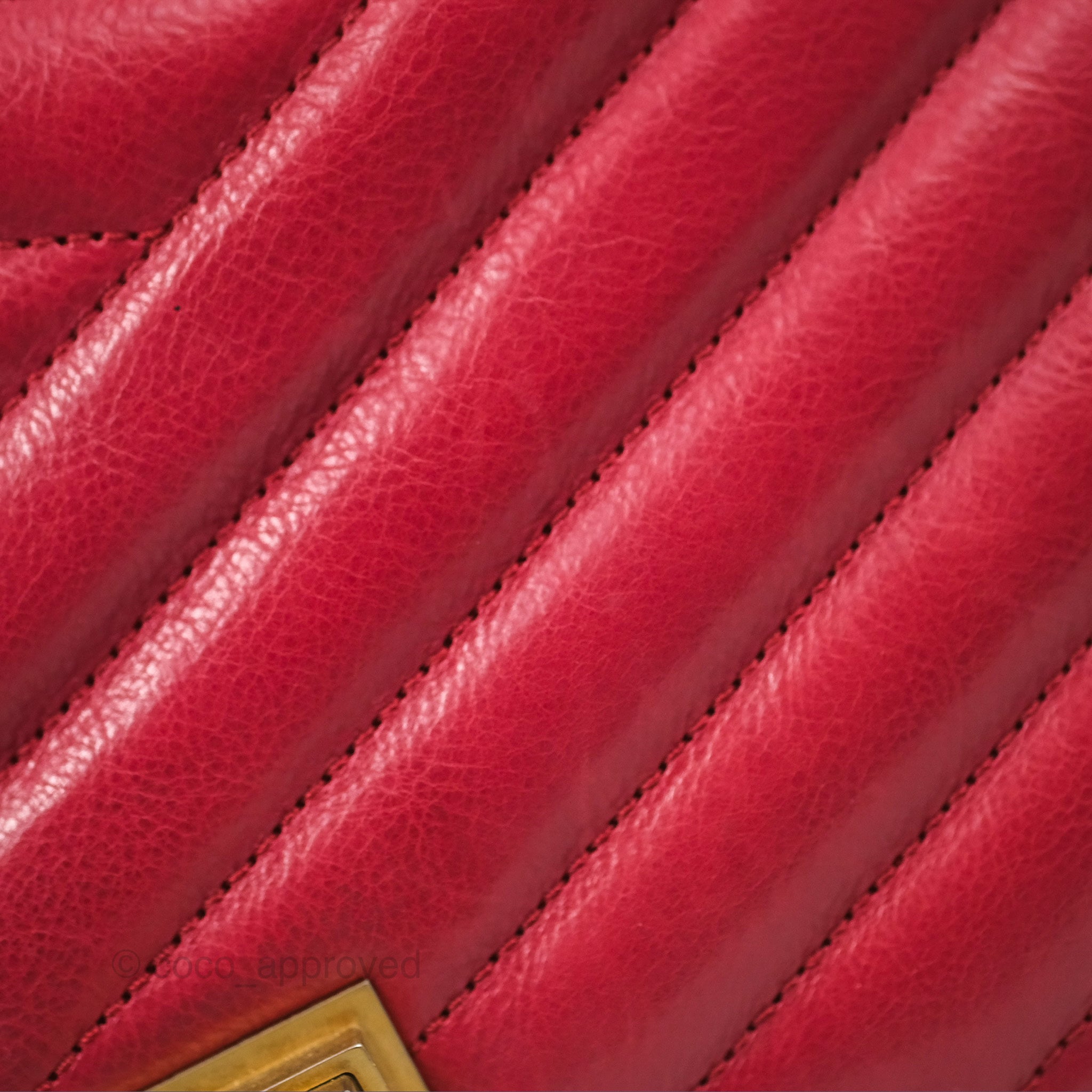 Chanel Chevron Shoulder Bag in Red Calfskin Leather with Aged Gold Hardware - Luxury Crossbody Purse for Women, Perfect for Parties, Date Nights & Special Occasions