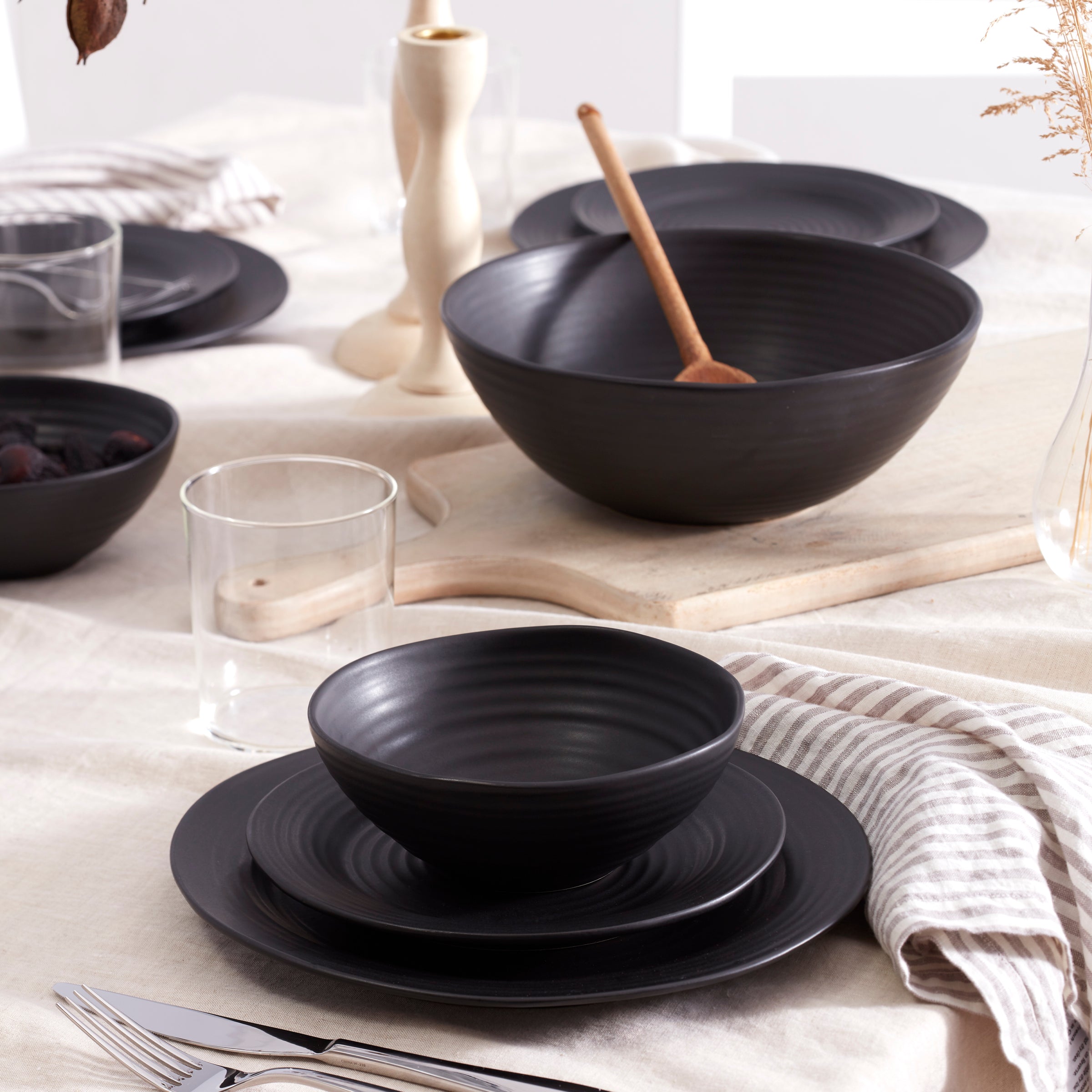 Premium Ridge Black 12-Piece Dinnerware Set - Elegant Porcelain Plates, Bowls & Mugs for Modern Dining - Perfect for Dinner Parties, Family Meals & Restaurant-Style Presentation