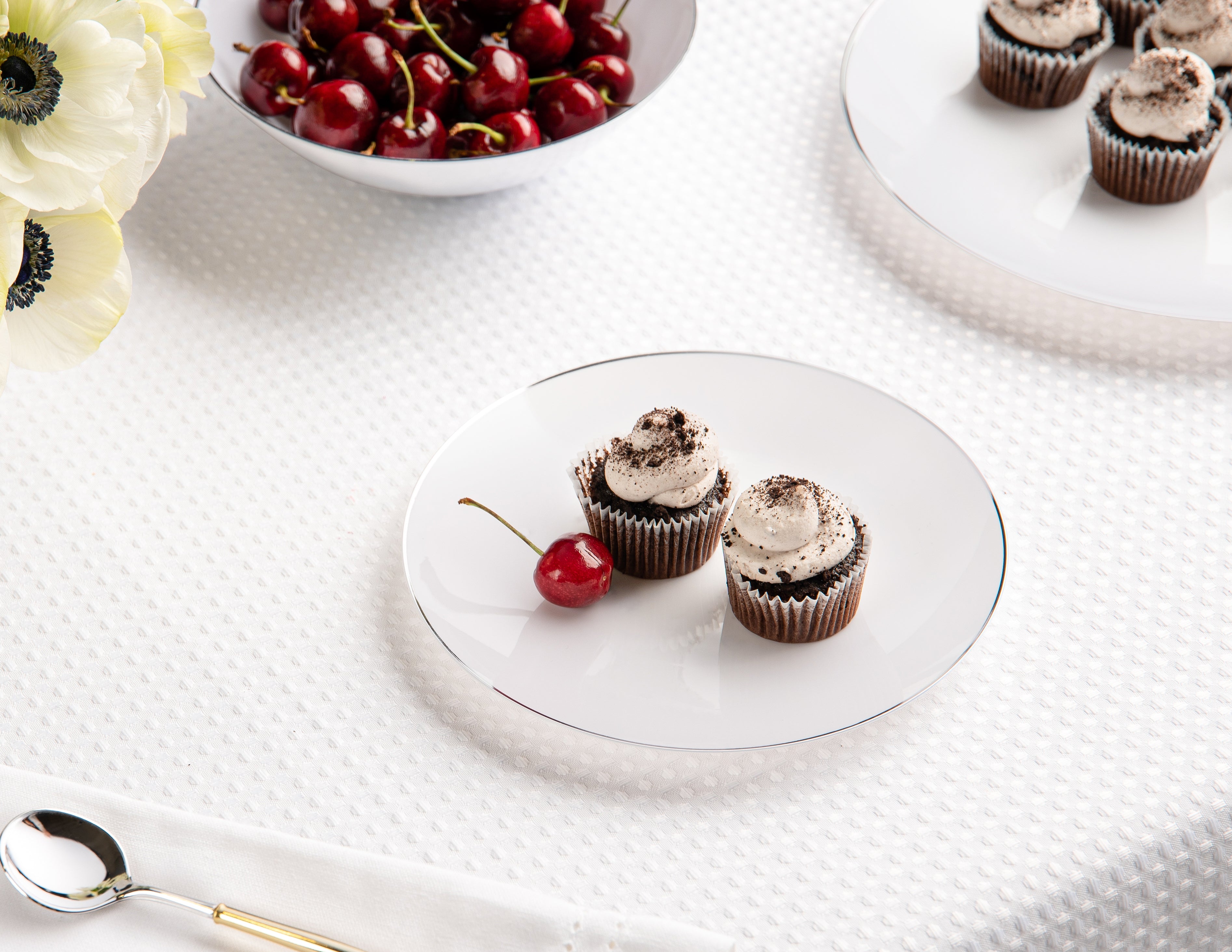 192-Pack White & Silver Round Plastic Dinnerware Set for 96 Guests - Eco-Friendly Disposable Plates, Forks, Knives & Spoons - Perfect for Weddings, Parties, Picnics & Outdoor Events