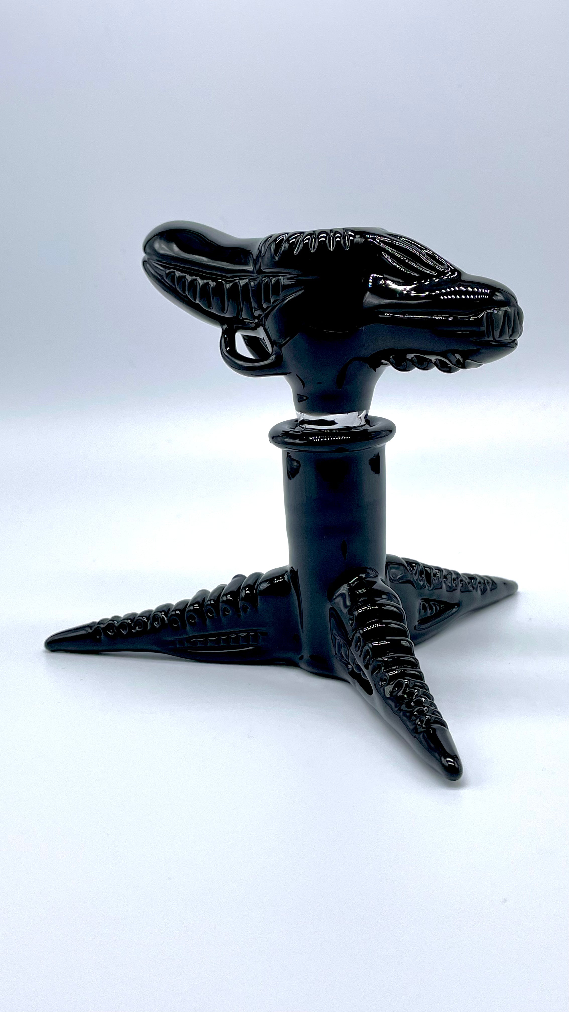 18mm Xenomorph Alien Movie-Inspired Glass Slide with Stand - Perfect for Smoking Accessories, Collectibles & Sci-Fi Fans