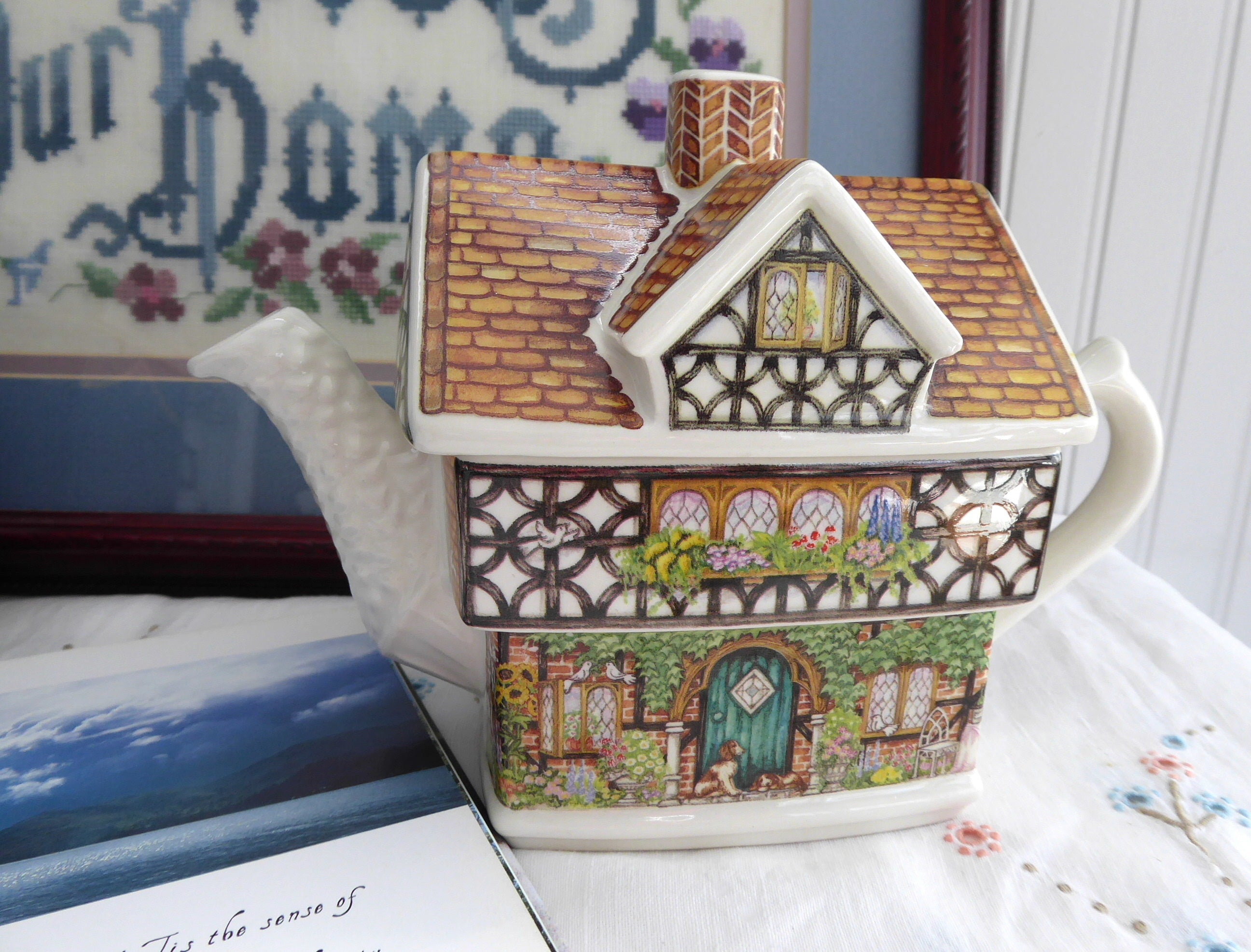 Sadler Ivy House English Country Cottage Teapot – Traditional Tudor Timbered Design for Afternoon Tea & Home Decor