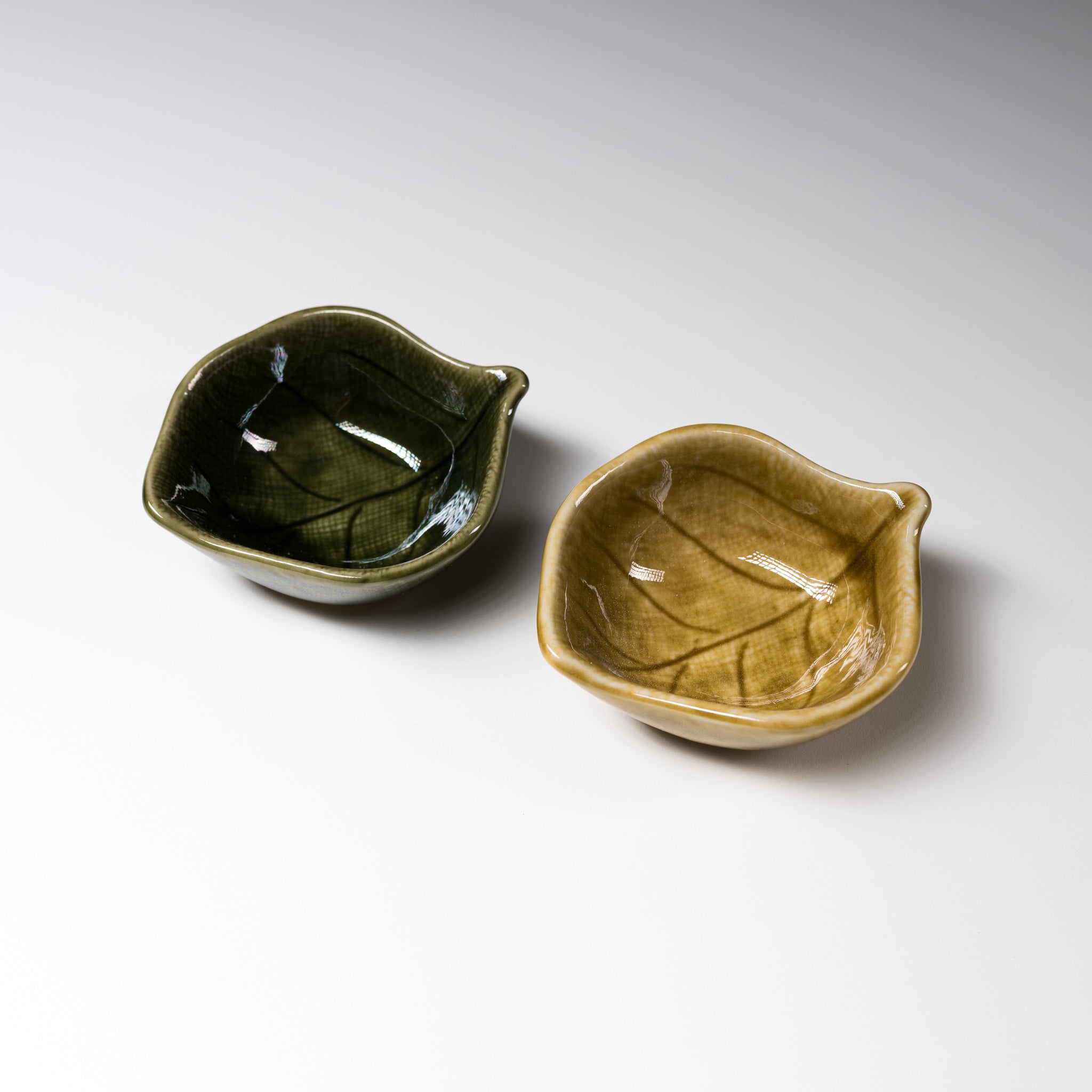 Handmade Mino Ware Japanese Side Dish Bowl - Leaf Design in 2 Colors | Authentic Minoyaki Small Bowl for Sushi, Soy Sauce & Condiments | Perfect for Home Dining & Japanese Cuisine