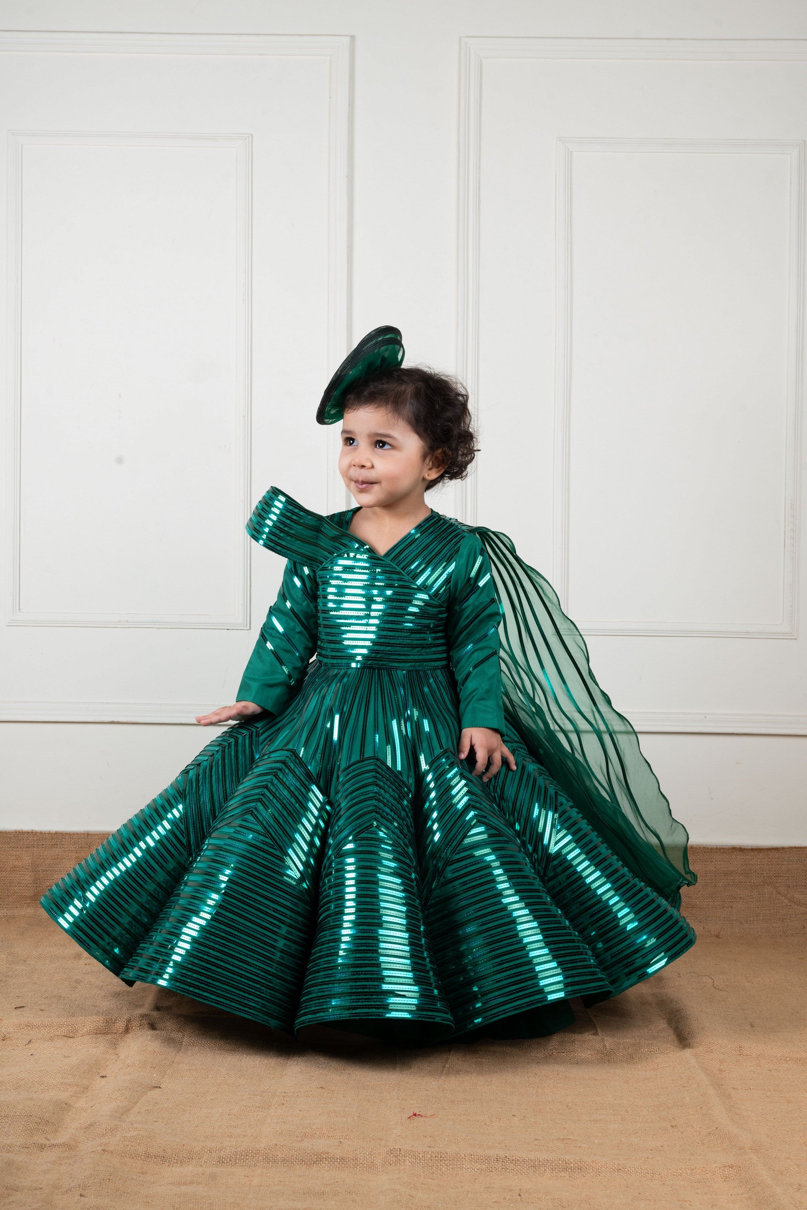 Elegant Green Metallic Lace Gown for Women - Perfect for Evening Parties, Prom Dresses & Special Occasions