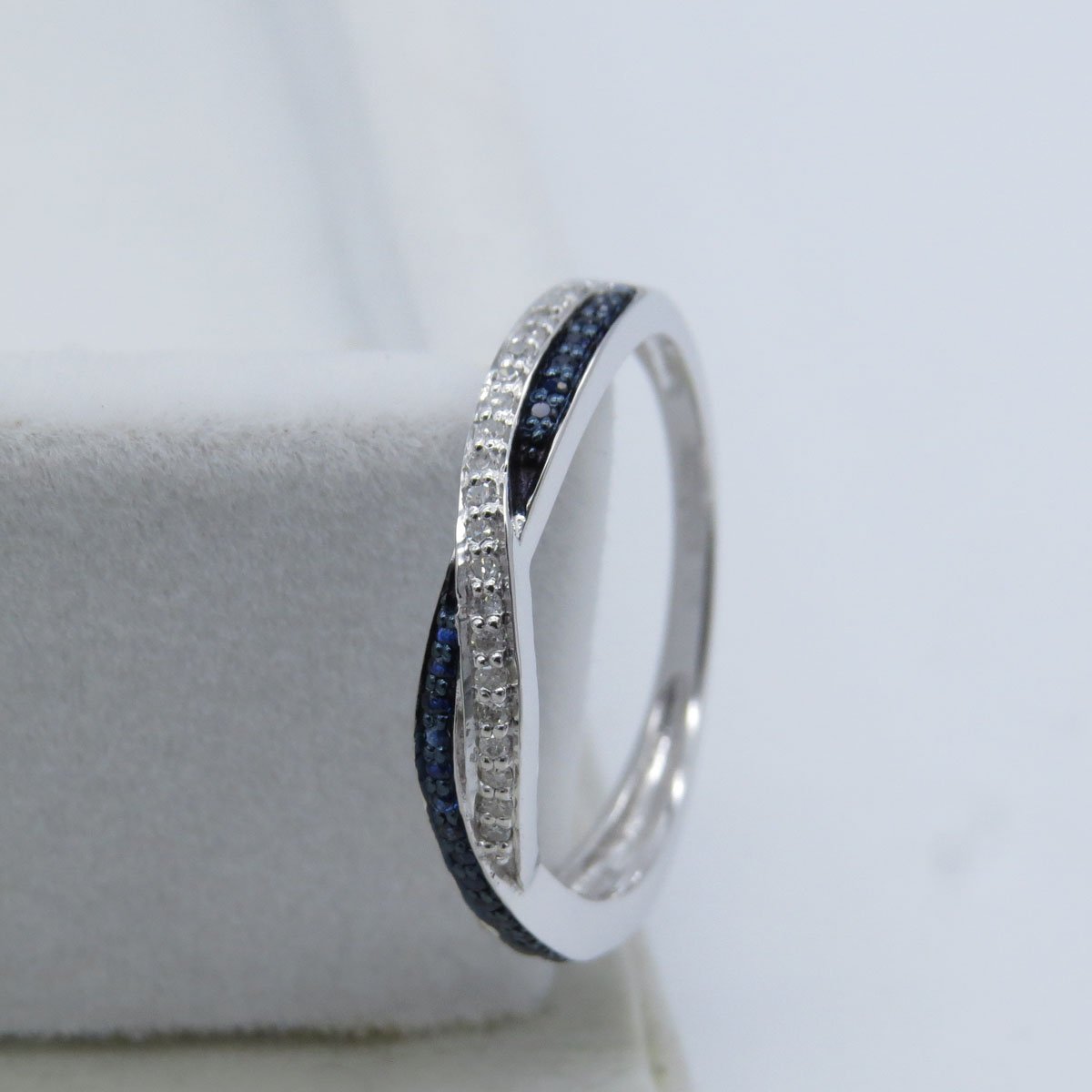 Exquisite 10K Solid Gold Round Blue Sapphire & White Diamond Crisscross Engagement Ring for Women | Dazzlingrock Collection | Perfect for Proposals, Anniversaries & Special Occasions