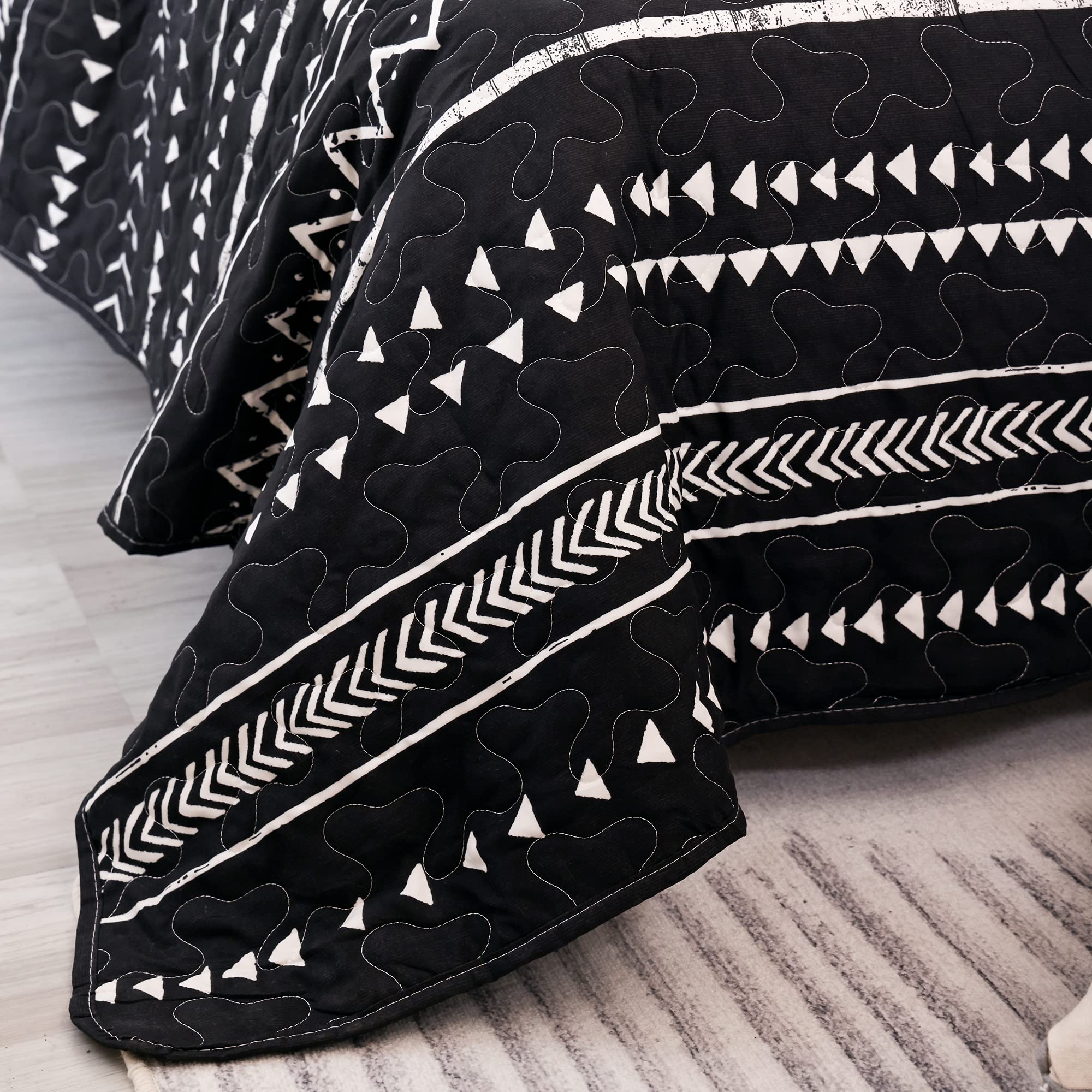 JANZAA Queen Size Boho Quilt Bedspread - Black & White Geometric Pattern All-Season Comforter with 2 Pillowcases | Bohemian Bedding for Master Bedroom, Guest Room & Dorm Decor