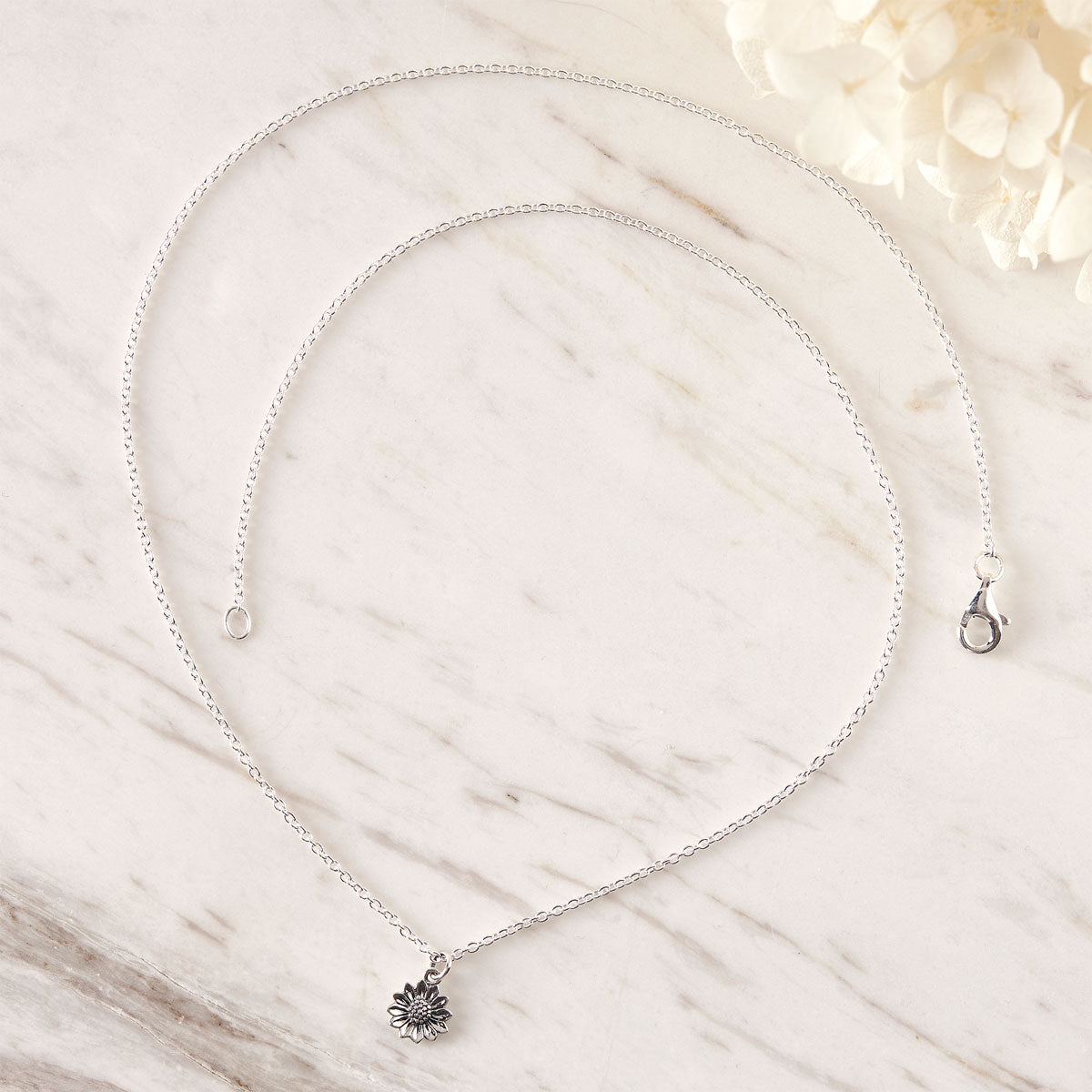 Elegant Sunflower Pendant Necklace for Women - Dainty Floral Jewelry Gift for Her - Perfect for Everyday Wear & Special Occasions