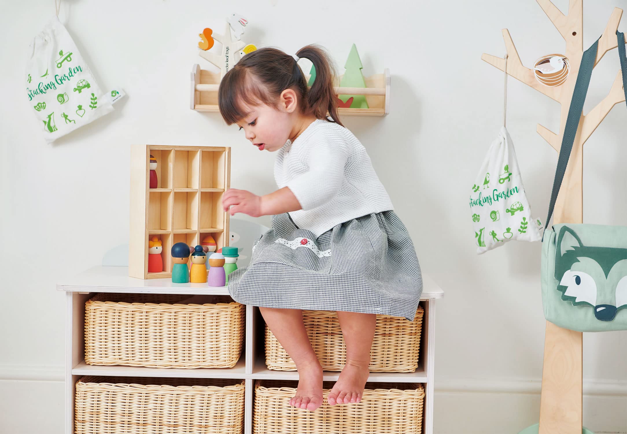 Tender Leaf Toys Happy Folk Hotel - 9 Pcs Wooden Diversity Peg Dolls Set - Montessori Open-Ended Educational Toys for Kids Age 3+ - Pretend Play, Storytelling & Social Skills Development