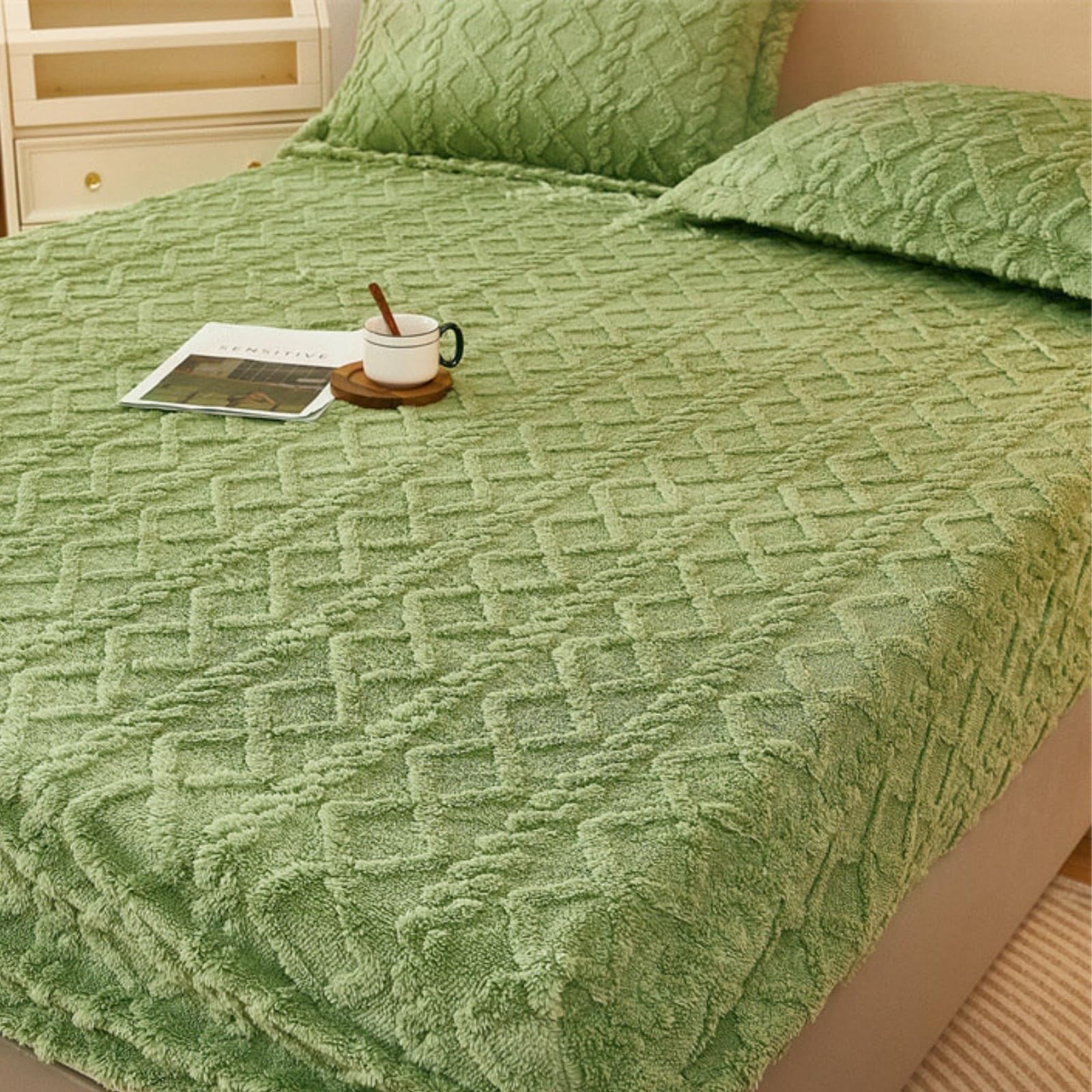 Bonenjoy Soft Warm Velvet Plush Bed Sheets Set - King/Queen/Twin Size, Flannel Fitted, 3-Piece (Green) - Cozy Winter Bedding for Cold Nights & Luxury Home Decor