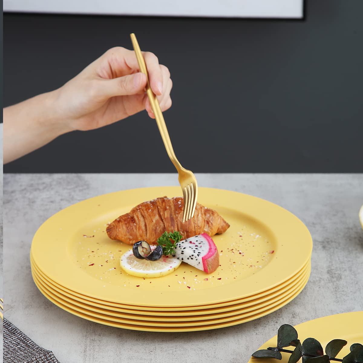 Kyraton 10 Inch Large Plastic Plates Set of 8 - Unbreakable, Dishwasher & Microwave Safe, BPA-Free, Lightweight Dinner Plates in Gold Yellow - Perfect for Parties, Picnics, Camping & Everyday Use