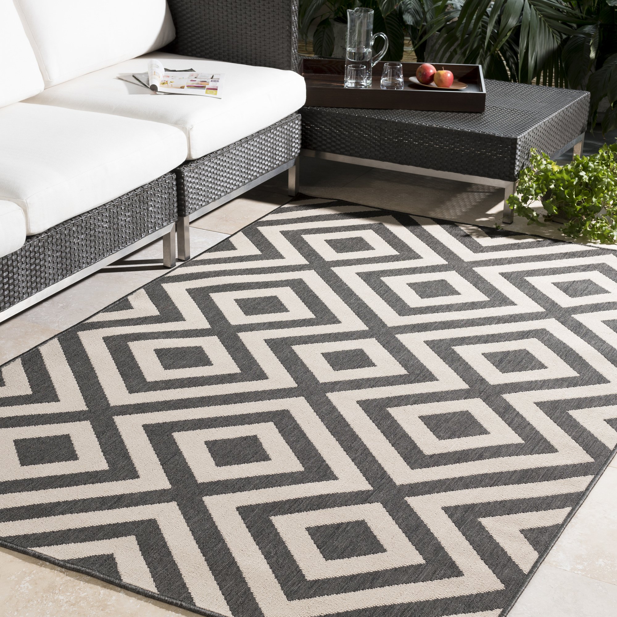 Trivette Black and Cream Indoor/Outdoor Round Area Rug 7'3