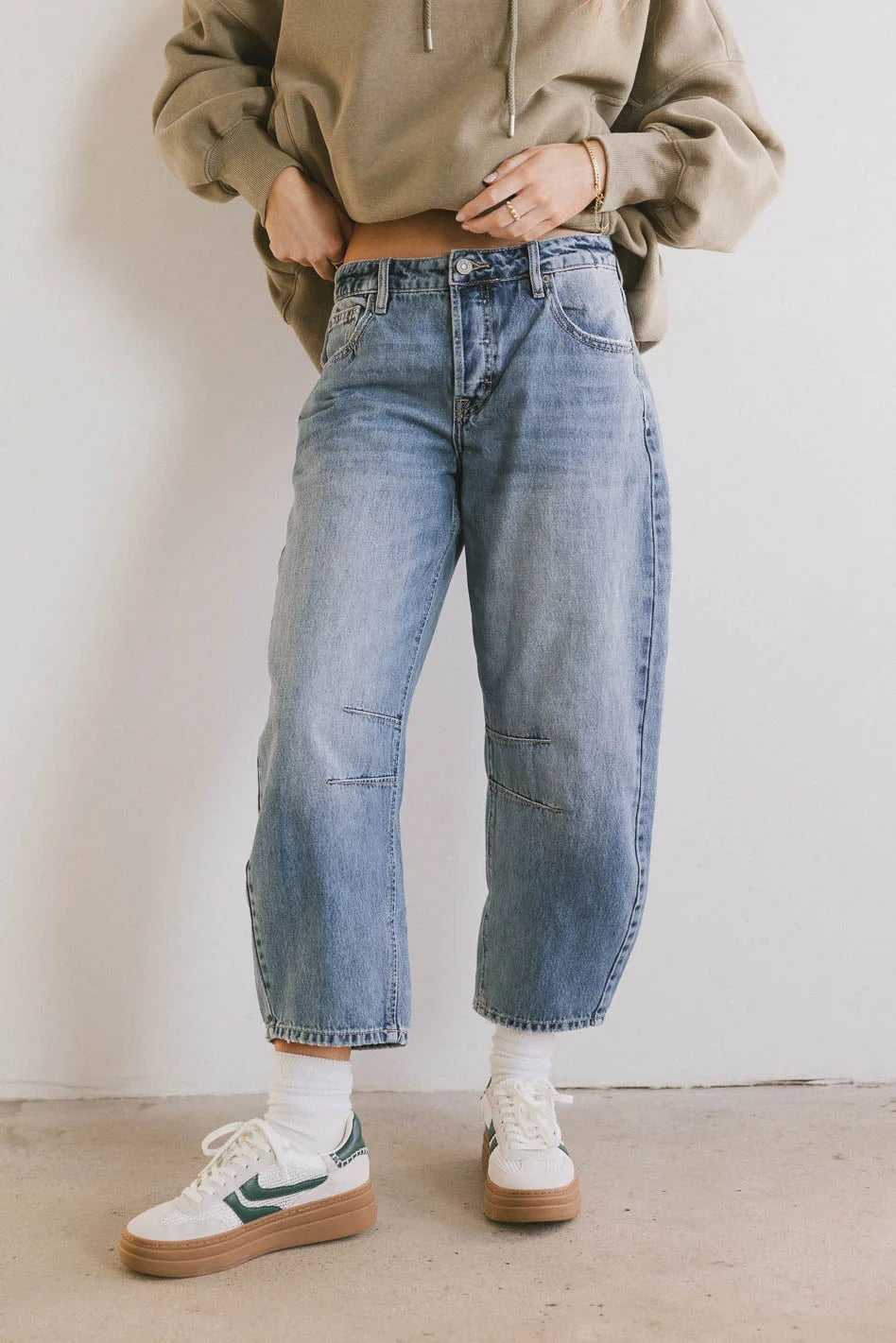 Bentlee Women's Cropped Barrel Jeans - Medium Wash Denim High Waist Straight Leg Pants for Casual Outfits & Streetwear Fashion