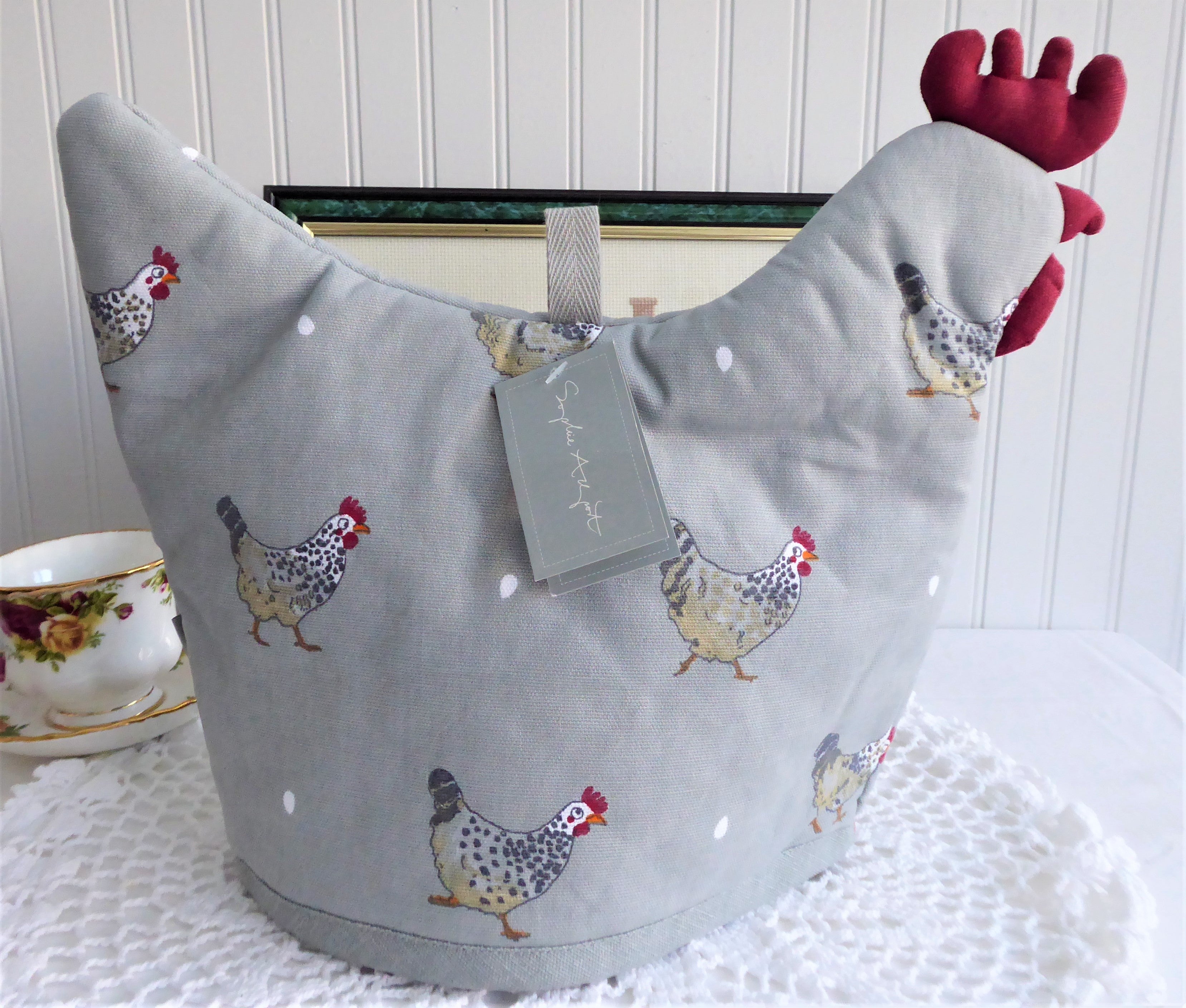 Sophie Allport Farmhouse Chicken Egg Tea Cozy - Padded & Insulated, Handmade Cotton Tea Pot Cover - Perfect for Farmhouse Kitchens, Afternoon Tea & Country-Themed Decor