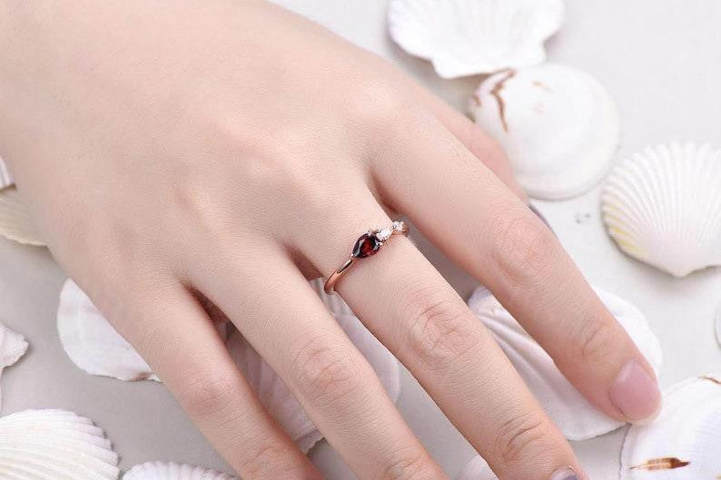 4x6mm Pear Cut Garnet & Moissanite Engagement Ring in Rose Gold - Perfect for Proposals, Anniversaries & Romantic Occasions