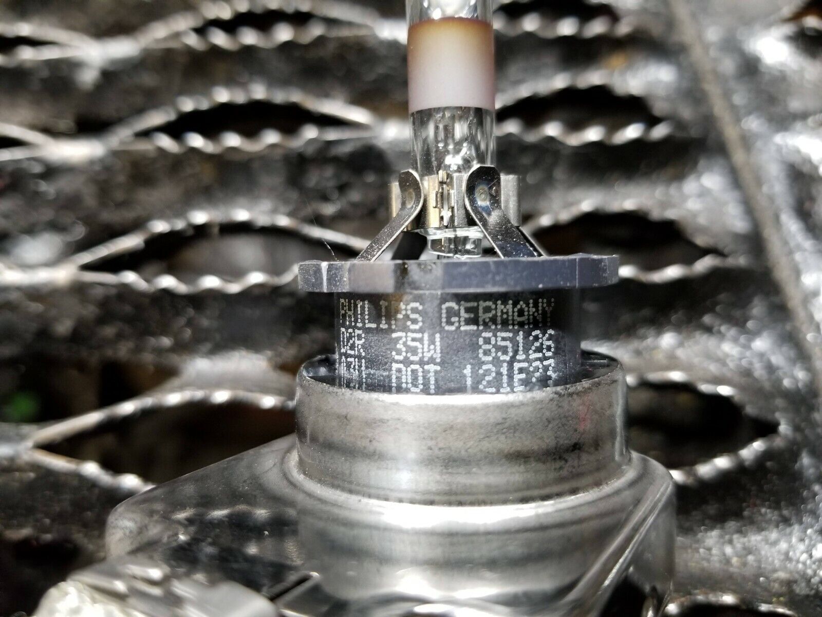 04-07 Infiniti QX56 Xenon Headlight Bulb with Igniter - OEM Replacement - Perfect for Night Driving & Foggy Conditions
