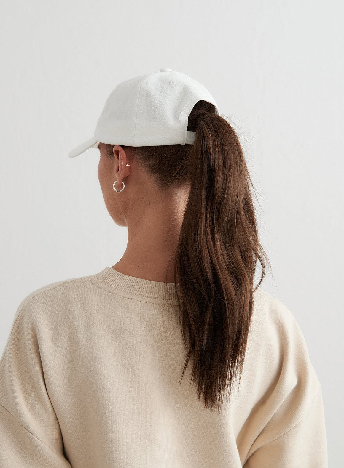 White Small Logo Baseball Cap for Men & Women - Stylish Adjustable Dad Hat for Outdoor Sports, Casual Wear, and Sun Protection