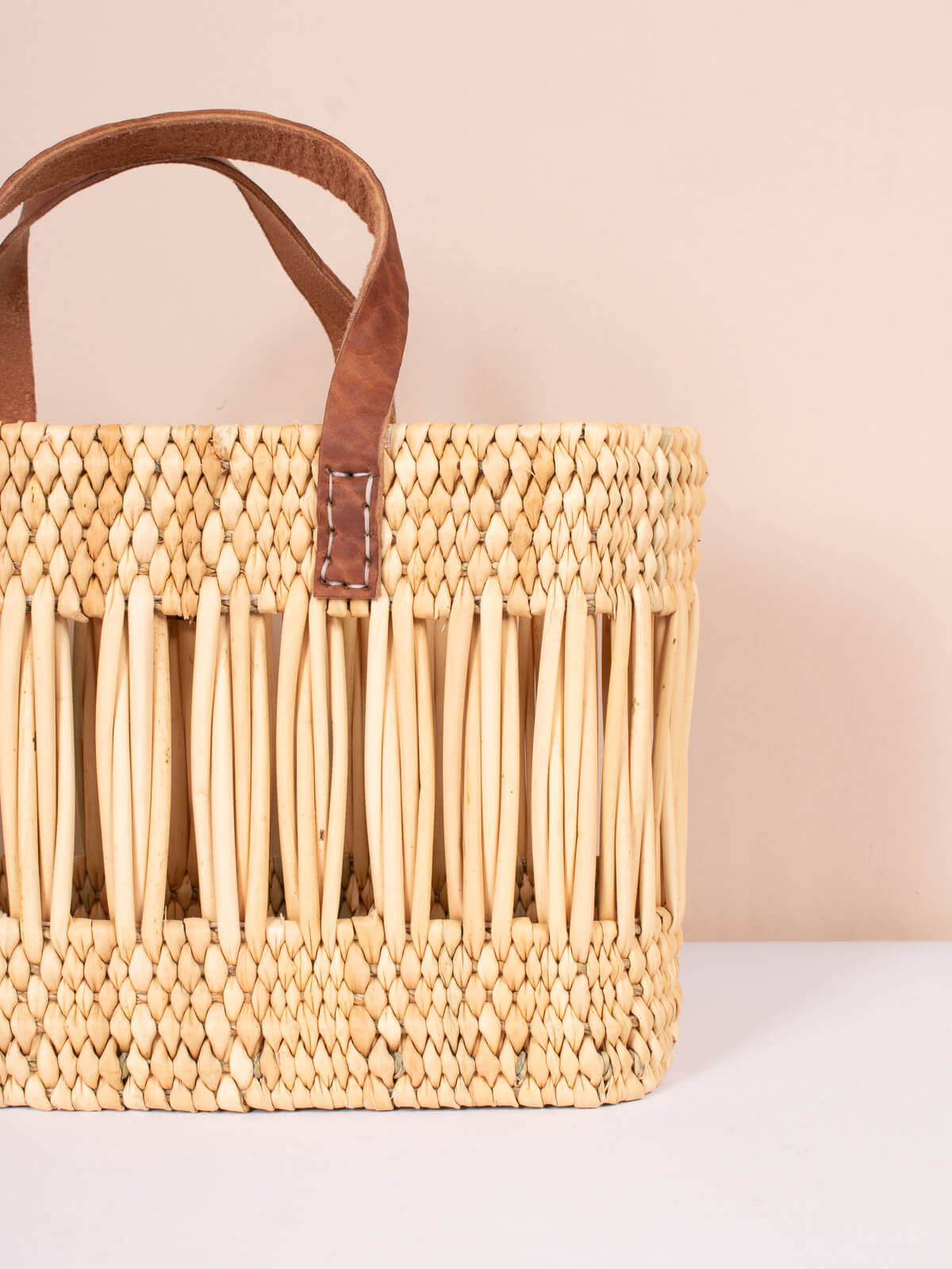 Handwoven Decorative Reed Basket Bag - Natural Woven Straw Tote for Beach, Picnic & Farmers Market - Eco-Friendly & Stylish Carryall