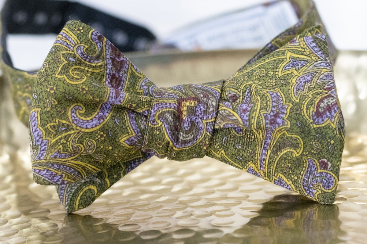 Stylish Mardi Gras Paisley Bow Tie for Men - Elegant Party Necktie for Carnival, Weddings & Formal Events