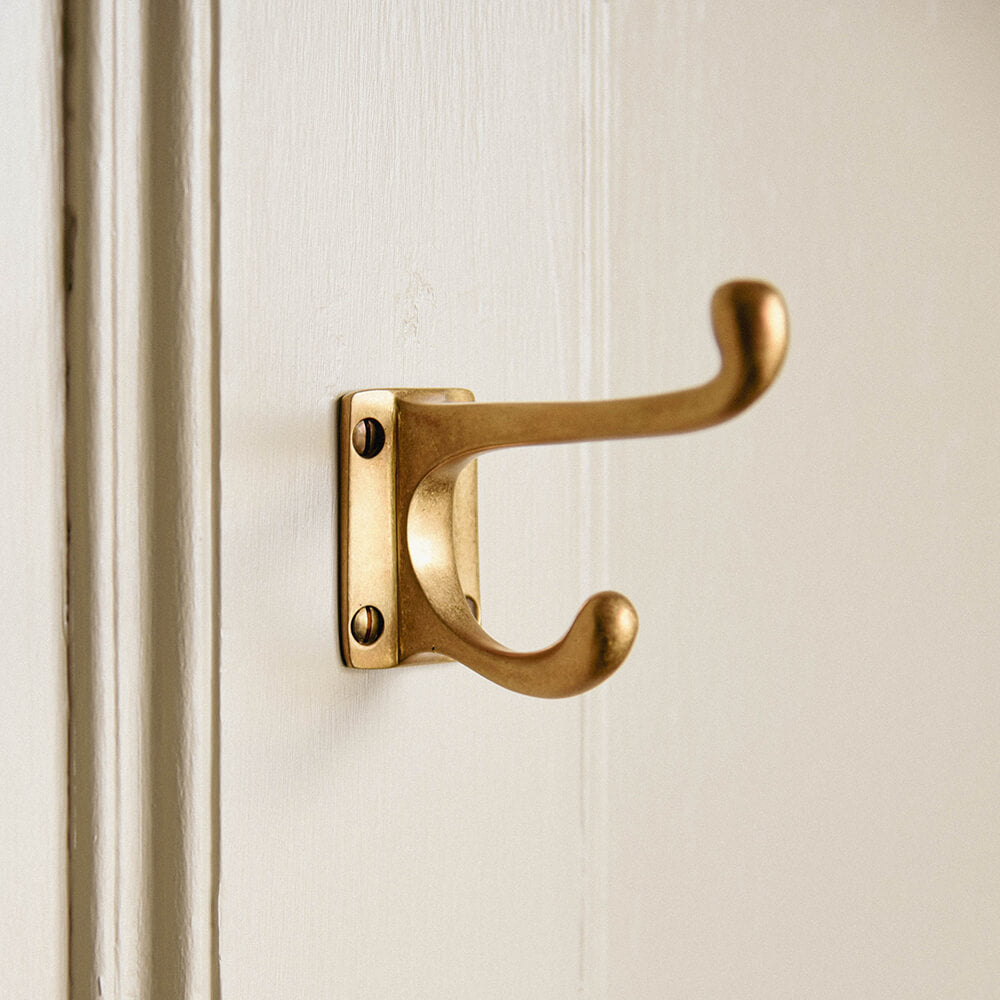 Vintage Aged Brass Double Coat Hook - Rustic Wall Mounted Hooks for Hanging Coats, Hats & Bags - Perfect for Entryway, Mudroom & Bathroom Organization