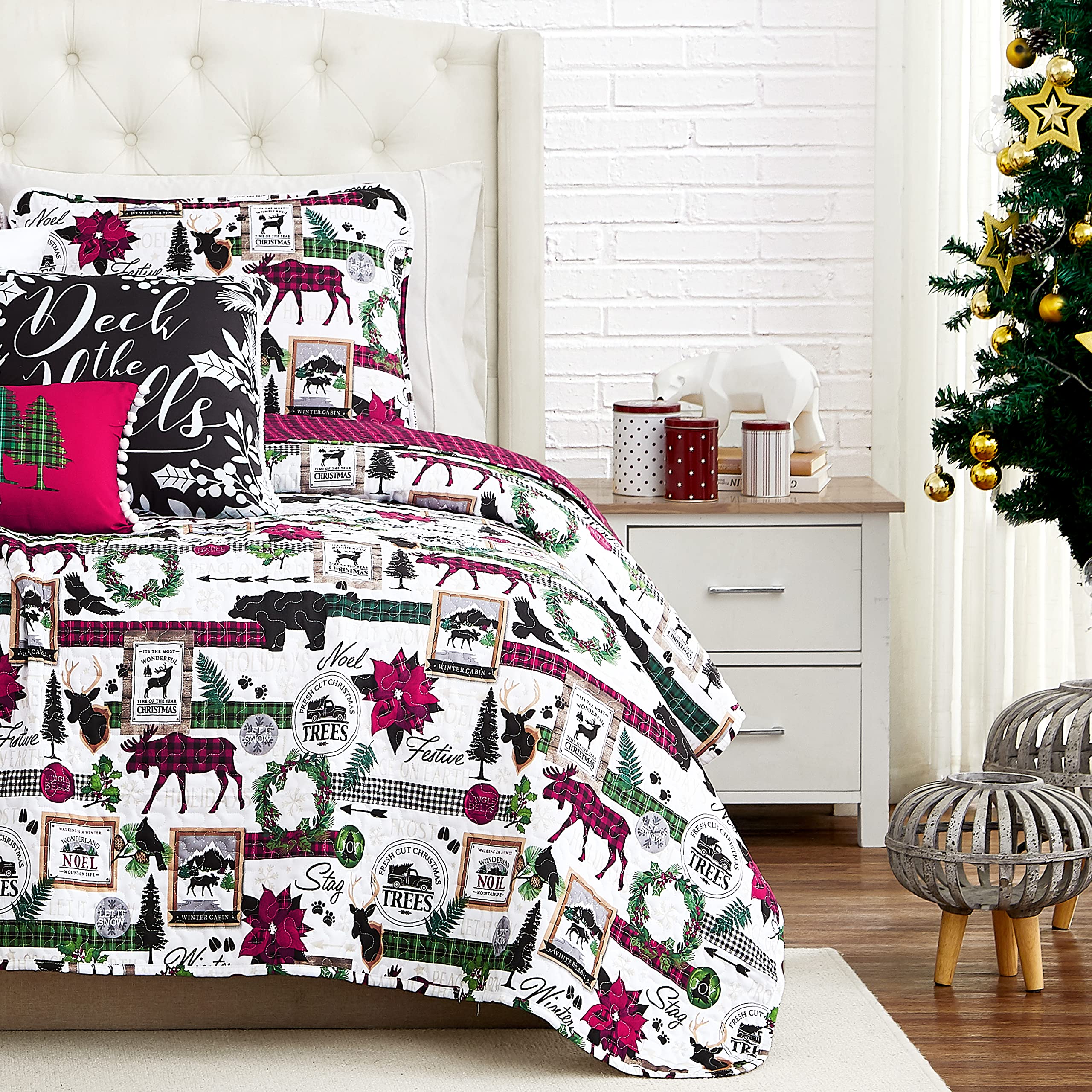 Southshore Fine Living Merry Town Christmas Quilt Set - Twin Size 5-Piece Holiday Bedding with Shams & Decorative Throw Pillow | Reversible Red Plaid & Rustic Cabin Print Design | Perfect for Cozy Winter Nights & Festive Home Decor