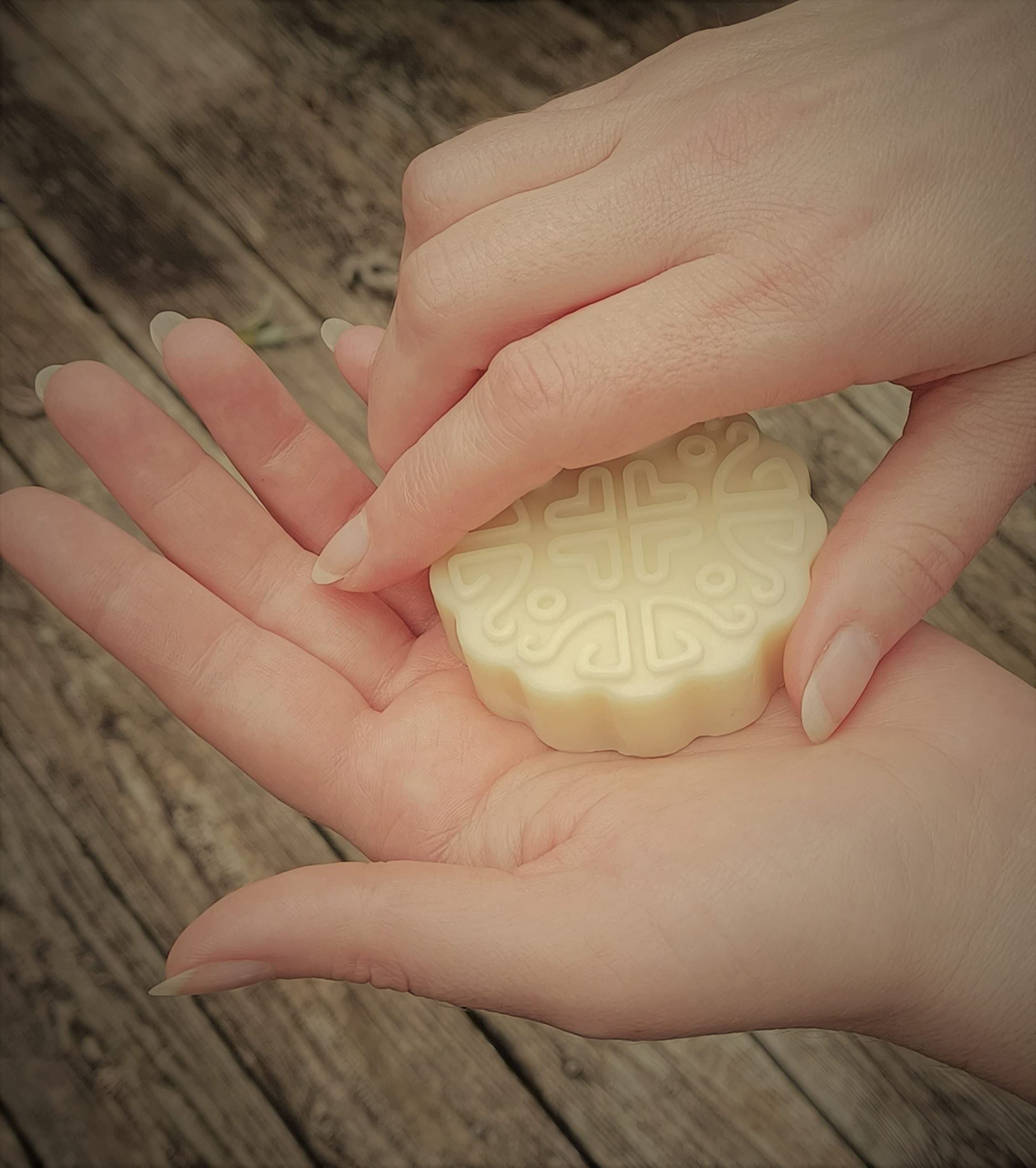 Apple Cinnamon Moisturizing Lotion Bar - Natural Beeswax Lotion for Dry Skin - Waterless & Eco-Friendly Travel Lotion Bar - Hydrating Massage Bar for Hands, Body & Face - Perfect for Home, Office & On-The-Go Skincare