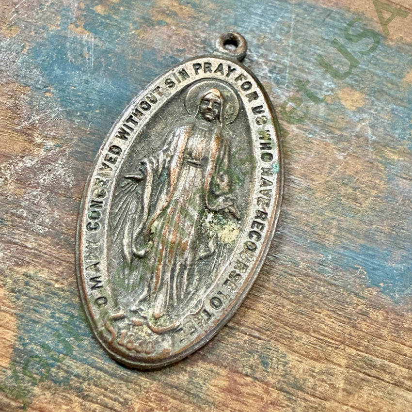 Vintage Miraculous Mary Devotional Pendant Necklace - Religious Catholic Jewelry for Women - Perfect for Prayer, Church, and Faith-Based Gifts