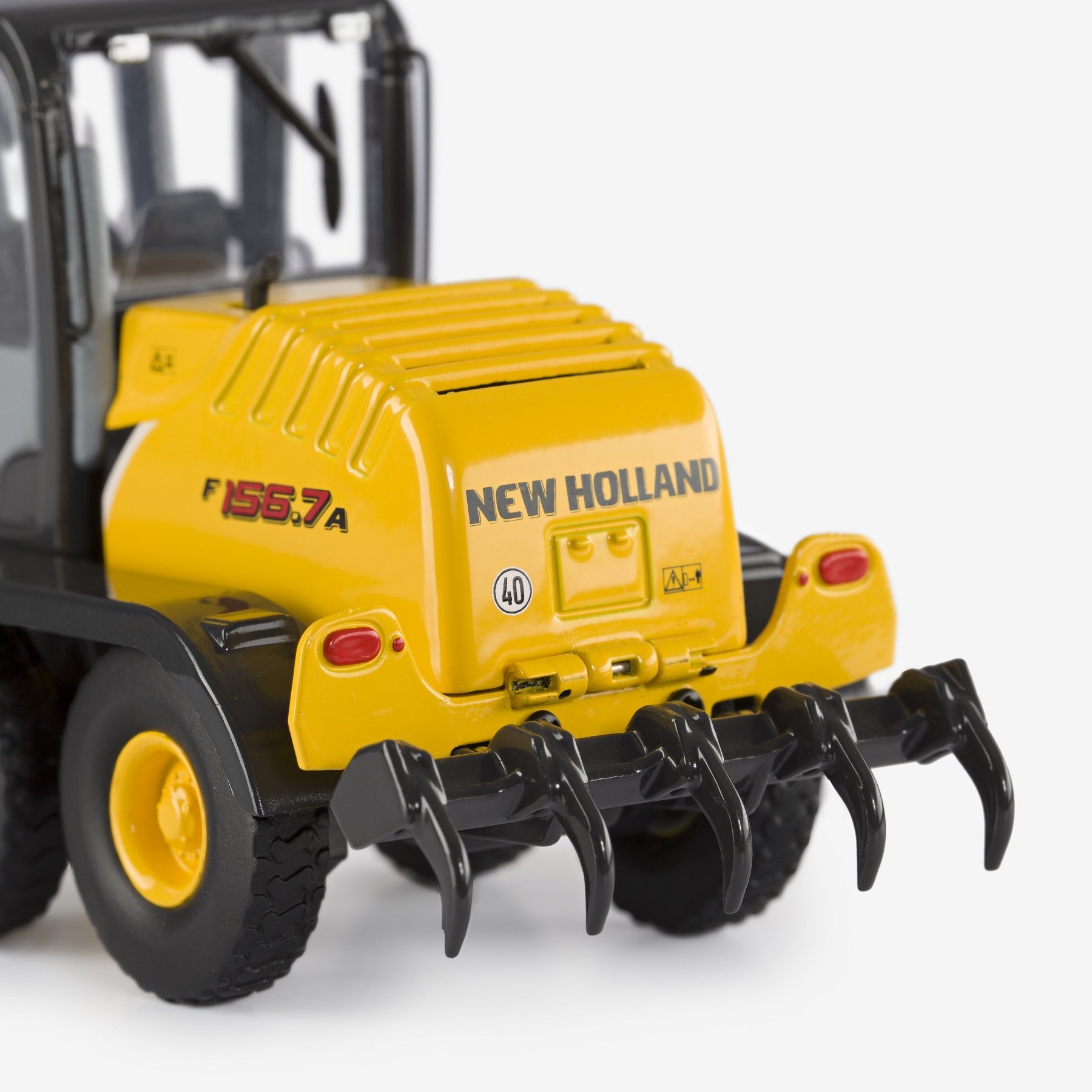 1:50 Scale New Holland F156.7 Grader Die-Cast Model Toy - Heavy Equipment Collector's Item for Construction Enthusiasts & Kids (Ideal for Display, Gifts, and Construction-Themed Play)