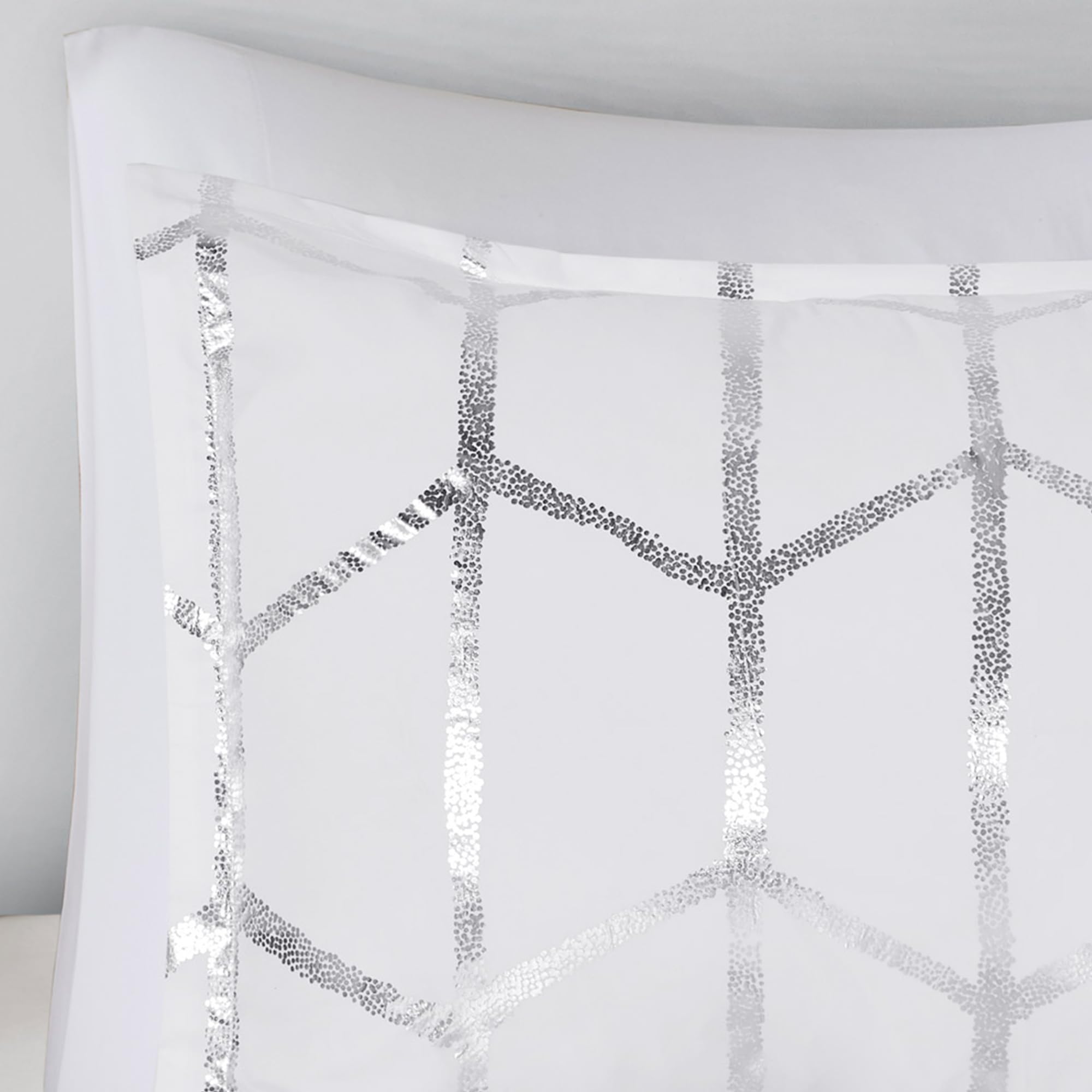 Intelligent Design Raina Twin/Twin XL Comforter Set - Soft Microfiber Geometric Bedding with Metallic Accents, 4-Piece College Dorm Essentials (Comforter, Sham & 2 Decorative Pillows) in White | Perfect for Teen Rooms, Guest Bedrooms & Modern Apartments