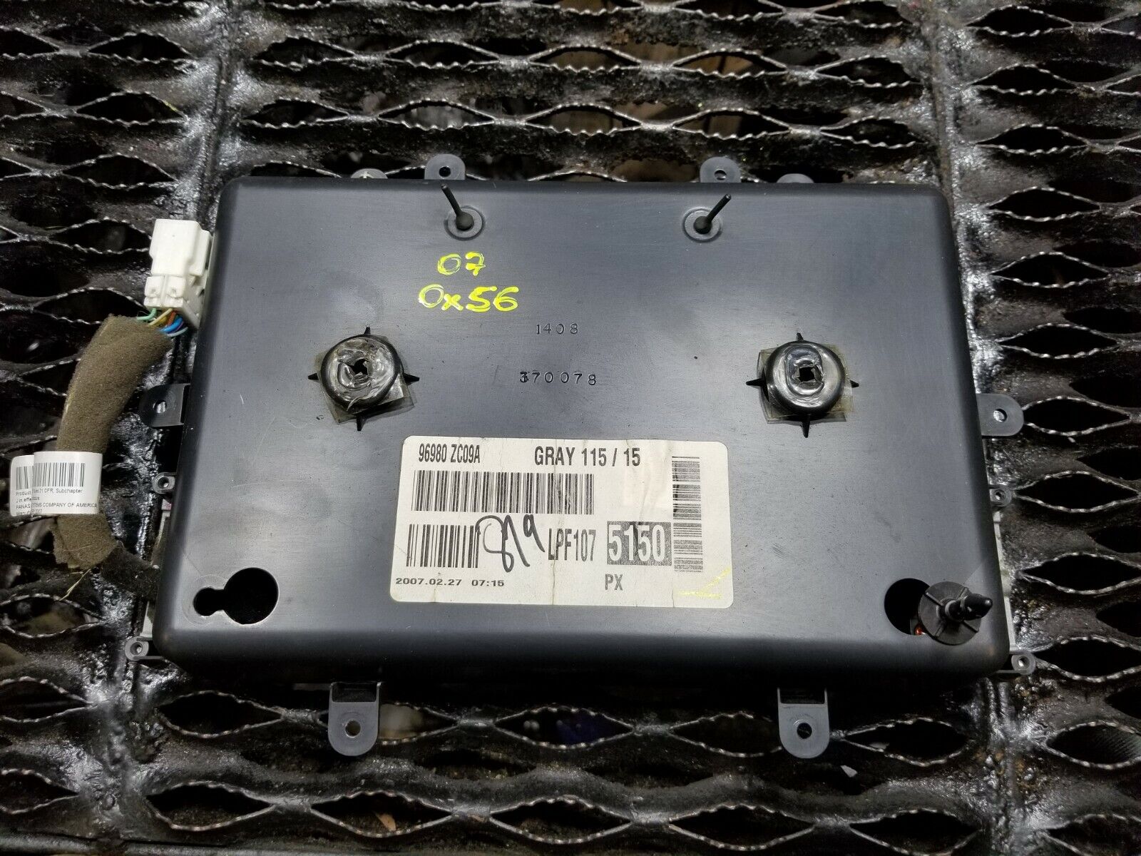 2004-2007 Infiniti QX56 OEM Roof GPS TV Display Screen - Replacement for Navigation & Entertainment System - Perfect for Road Trips & Family Travel
