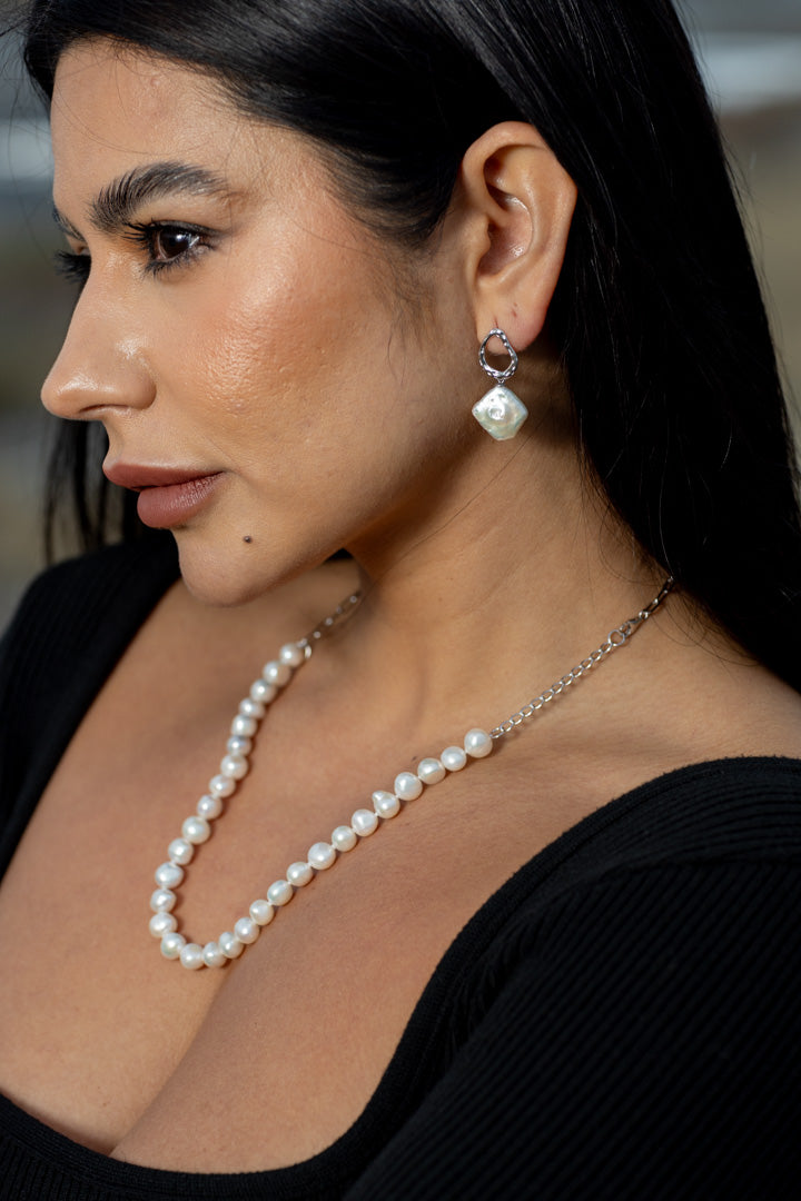 Elegant Silver & White Baroque Style Necklace for Women - Vintage Crystal Pendant Jewelry Gift for Wedding, Party & Special Occasions