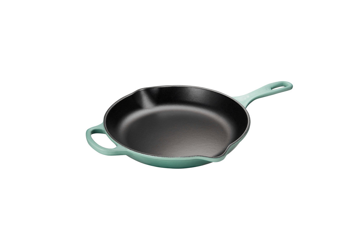 Le Creuset 26cm Cast Iron Skillet with Iron Handle - Premium Cookware for Searing, Frying & Baking - Perfect for Stovetop, Oven & Outdoor Cooking