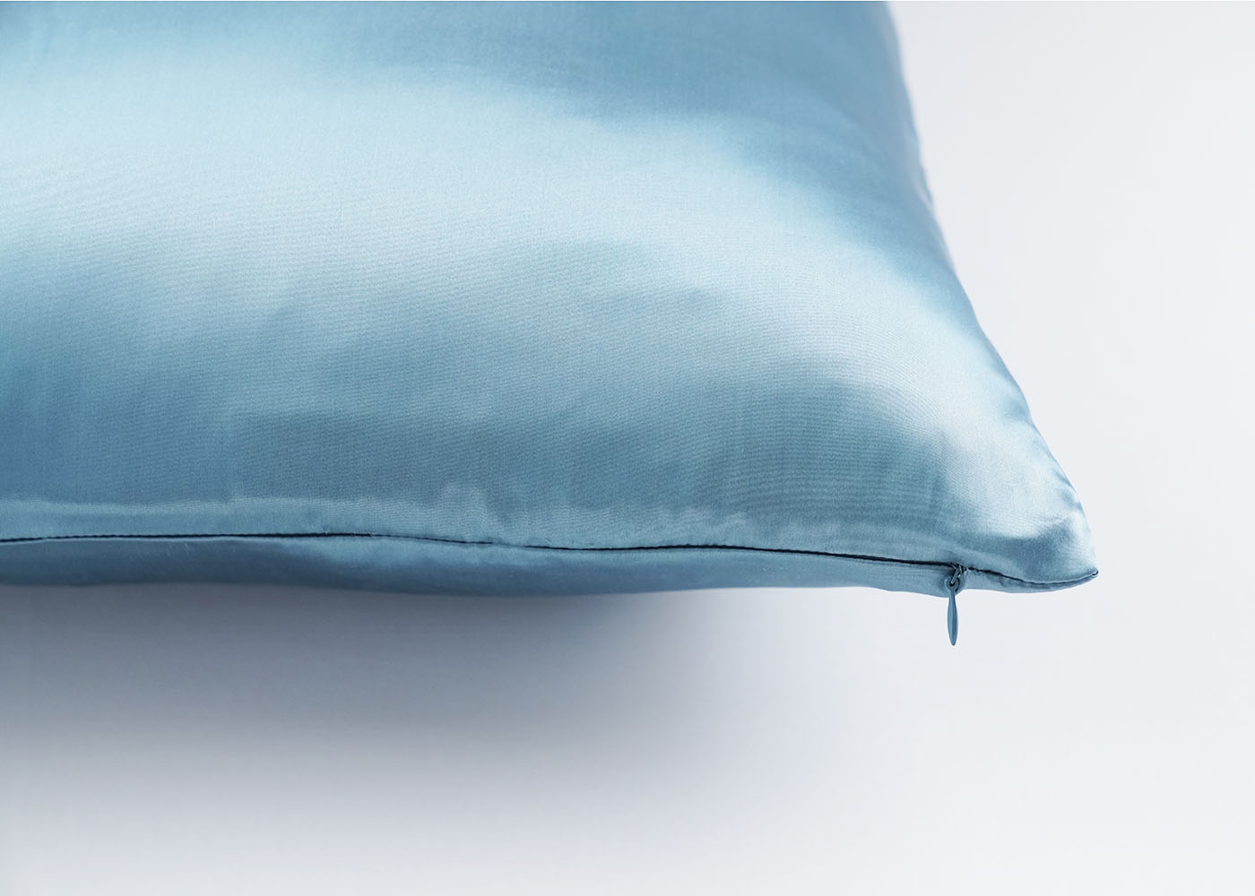100% Pure Mulberry Silk Pillowcase with Zipper Closure - 16 Momme Grade for Hair & Skin Care - Perfect for Anti-Aging, Reducing Wrinkles & Bedroom Luxury (Queen Size, White) - Ideal for Beauty Sleep & Home Spa Experience