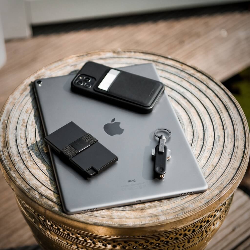 Flagrant x Ekster RFID Blocking Leather Wallet for Men - Slim Minimalist Bifold Wallet with Card Holder & Money Clip | Perfect for Travel, Business & Everyday Use